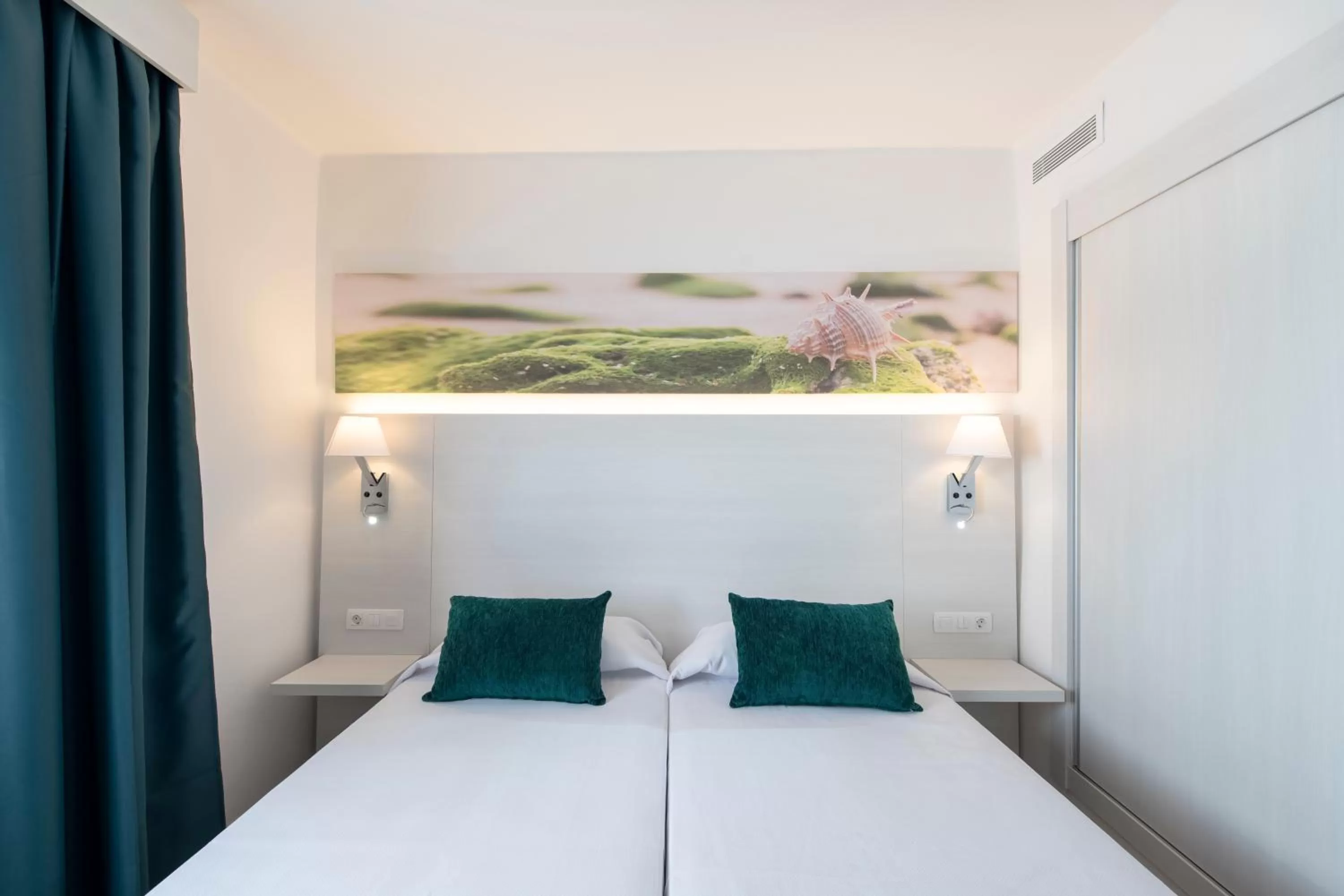 Bedroom, Bed in Hotel THB Flora