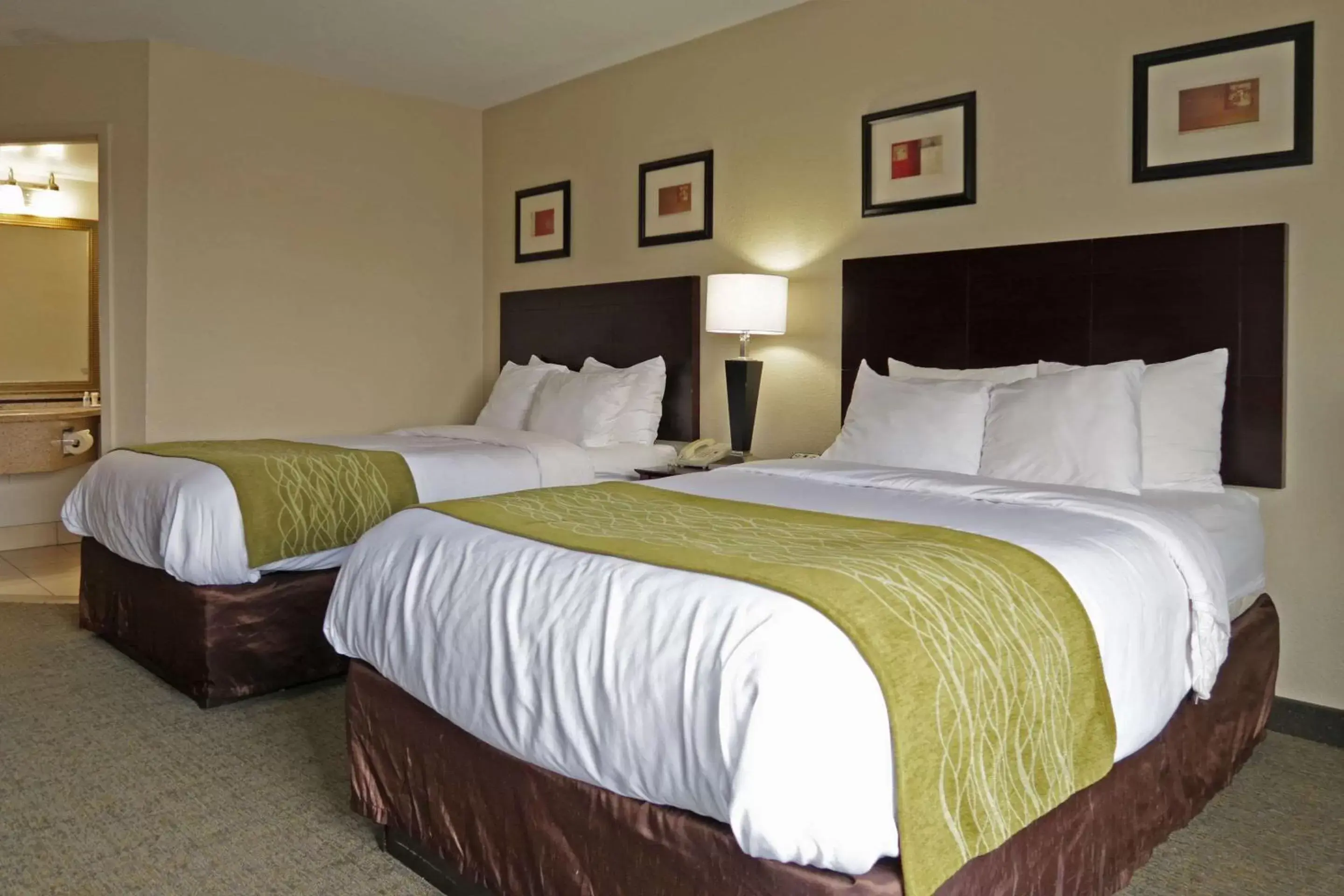 Photo of the whole room, Bed in Comfort Inn & Suites Southwest Freeway at Westpark