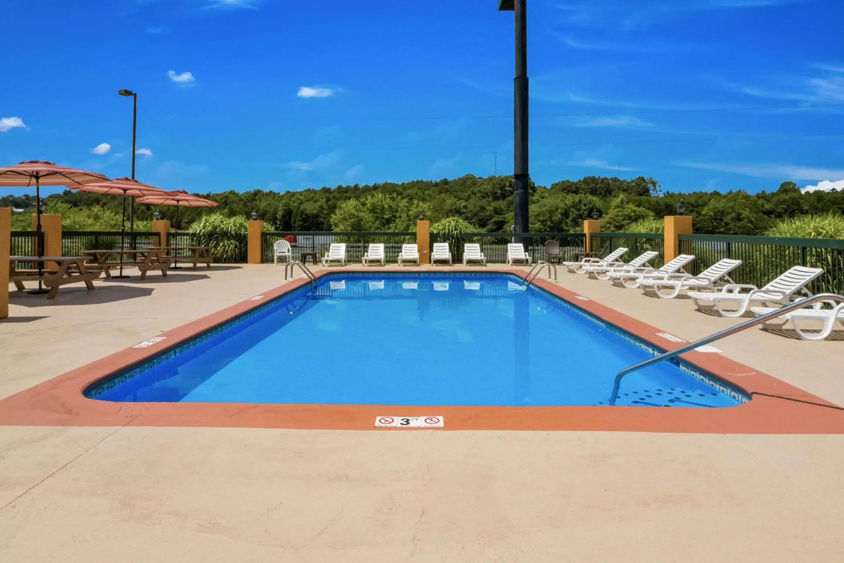 Activities, Swimming Pool in Quality Inn Dandridge