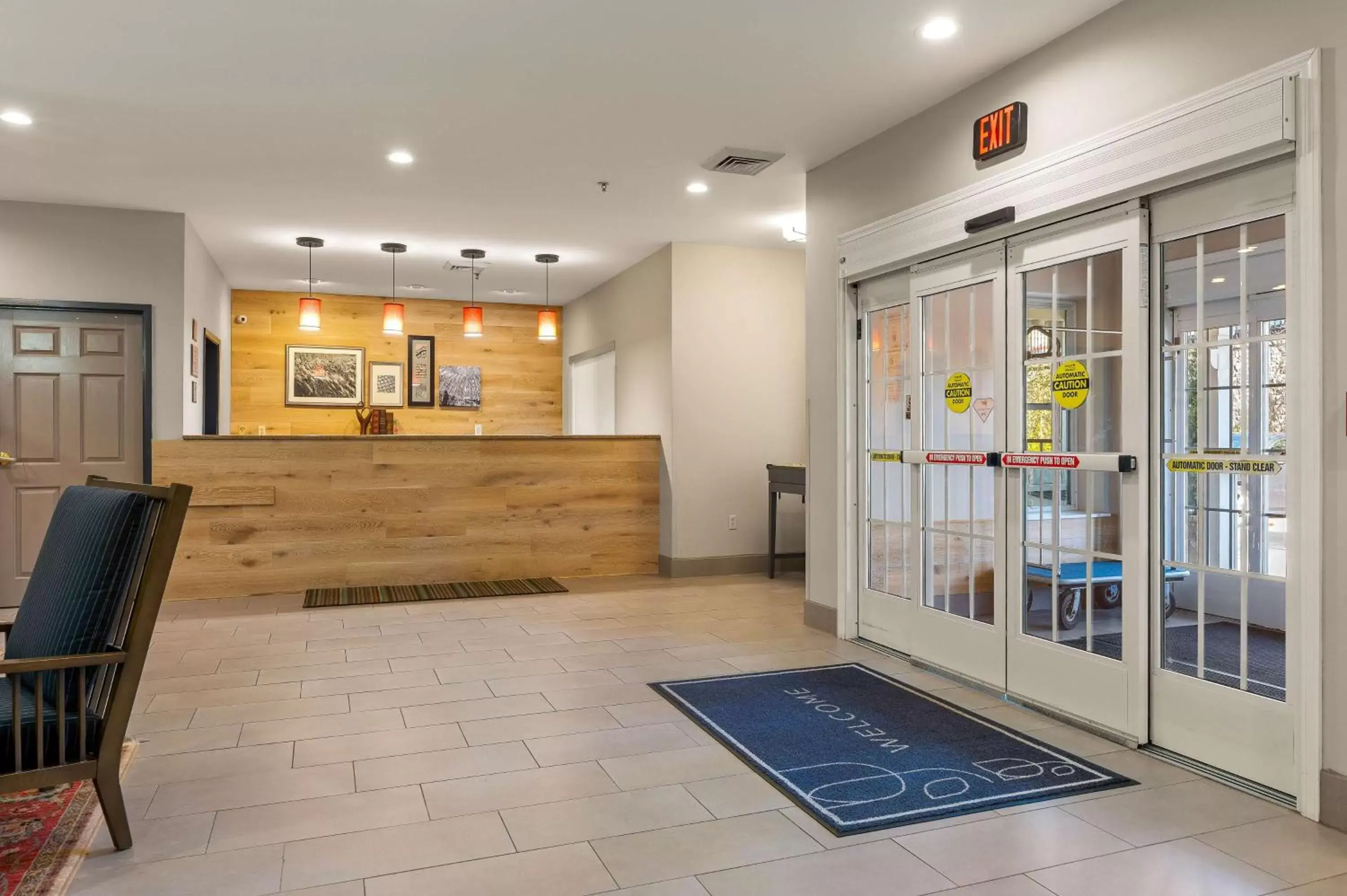 Lobby or reception in Country Inn & Suites by Radisson, Asheville at Asheville Outlet Mall, NC