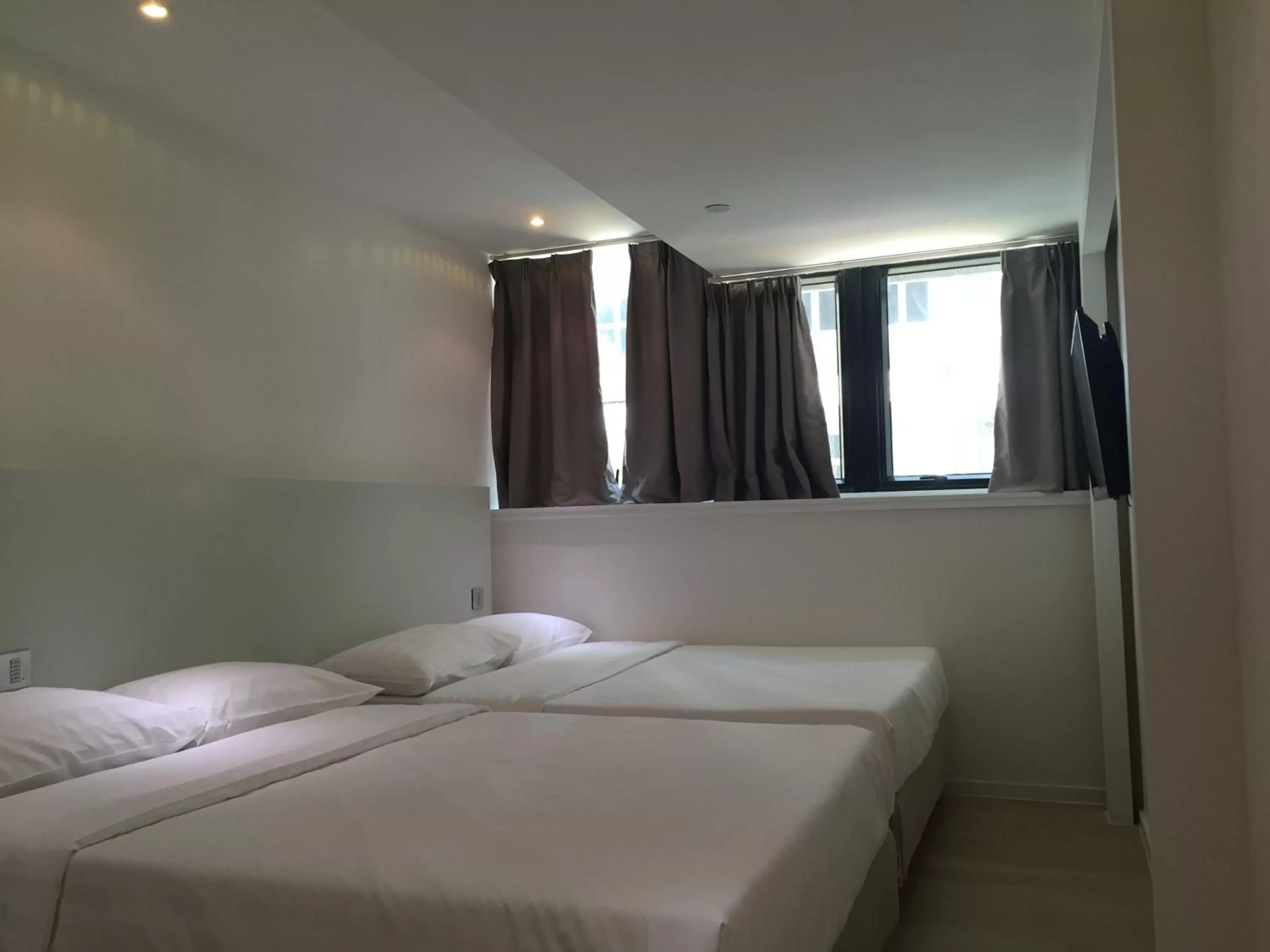 Photo of the whole room, Bed in Homy Central