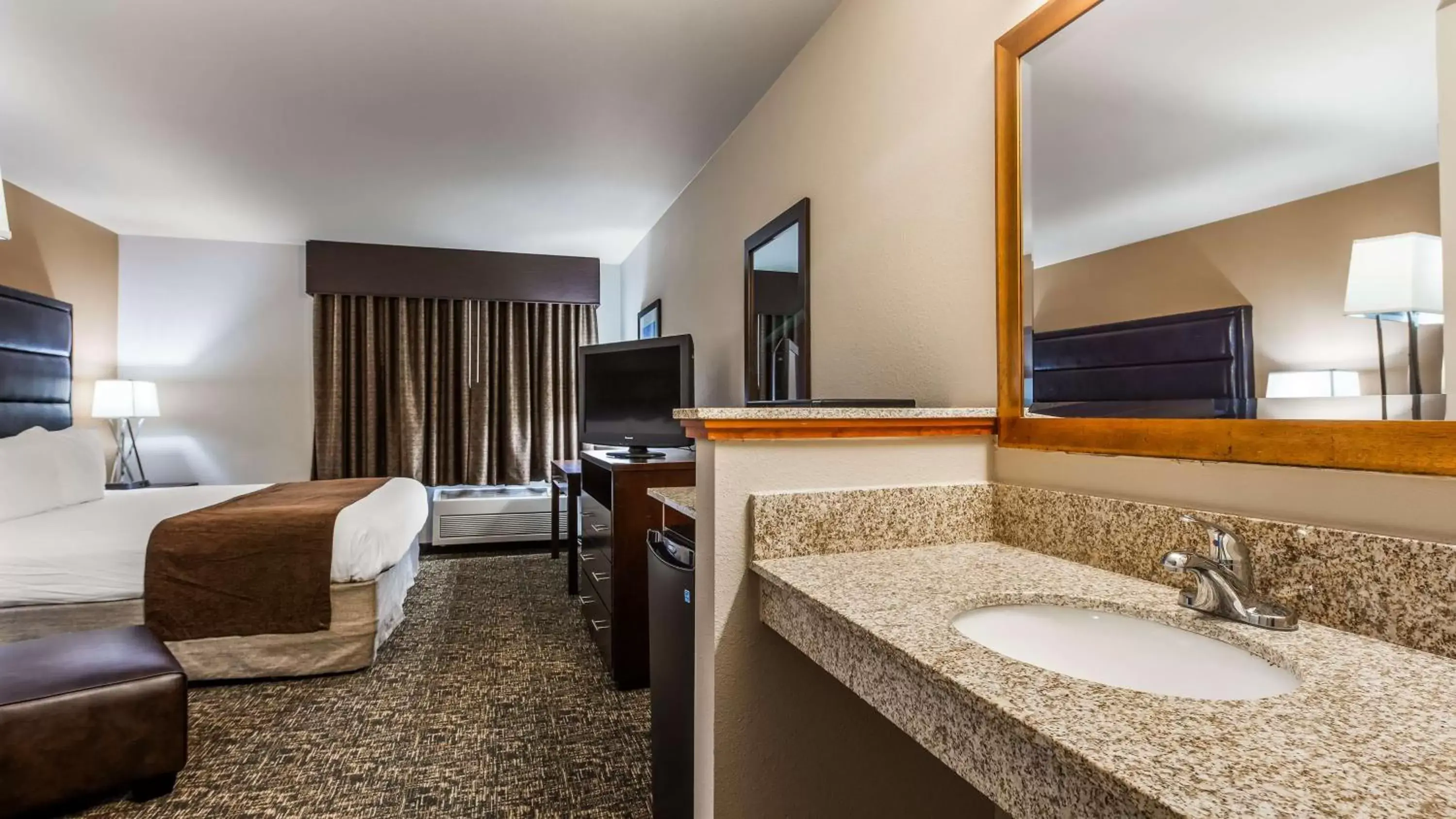 Photo of the whole room, Bathroom in Best Western Oak Meadows Inn