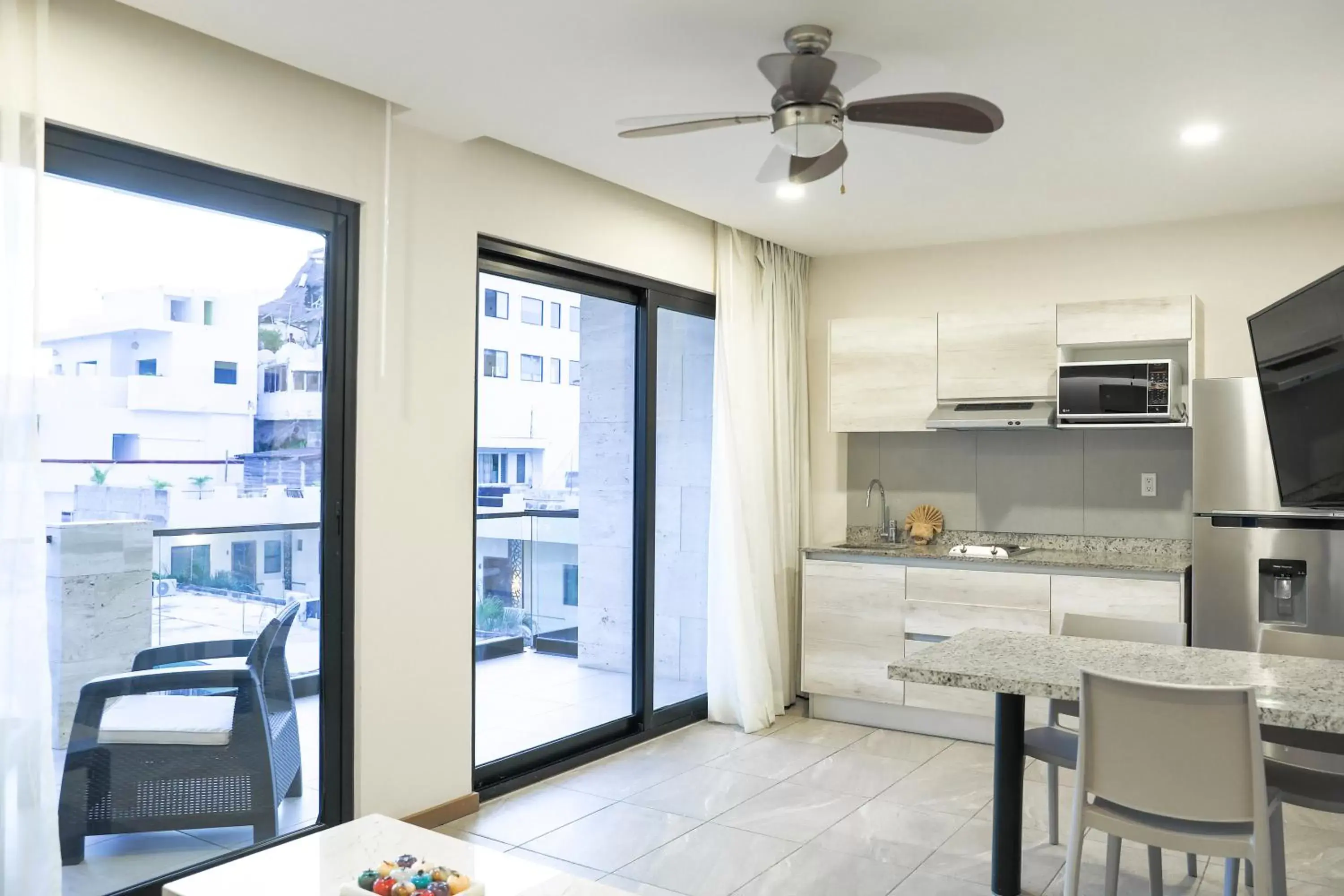 Kitchen/Kitchenette in Grand Fifty Suites