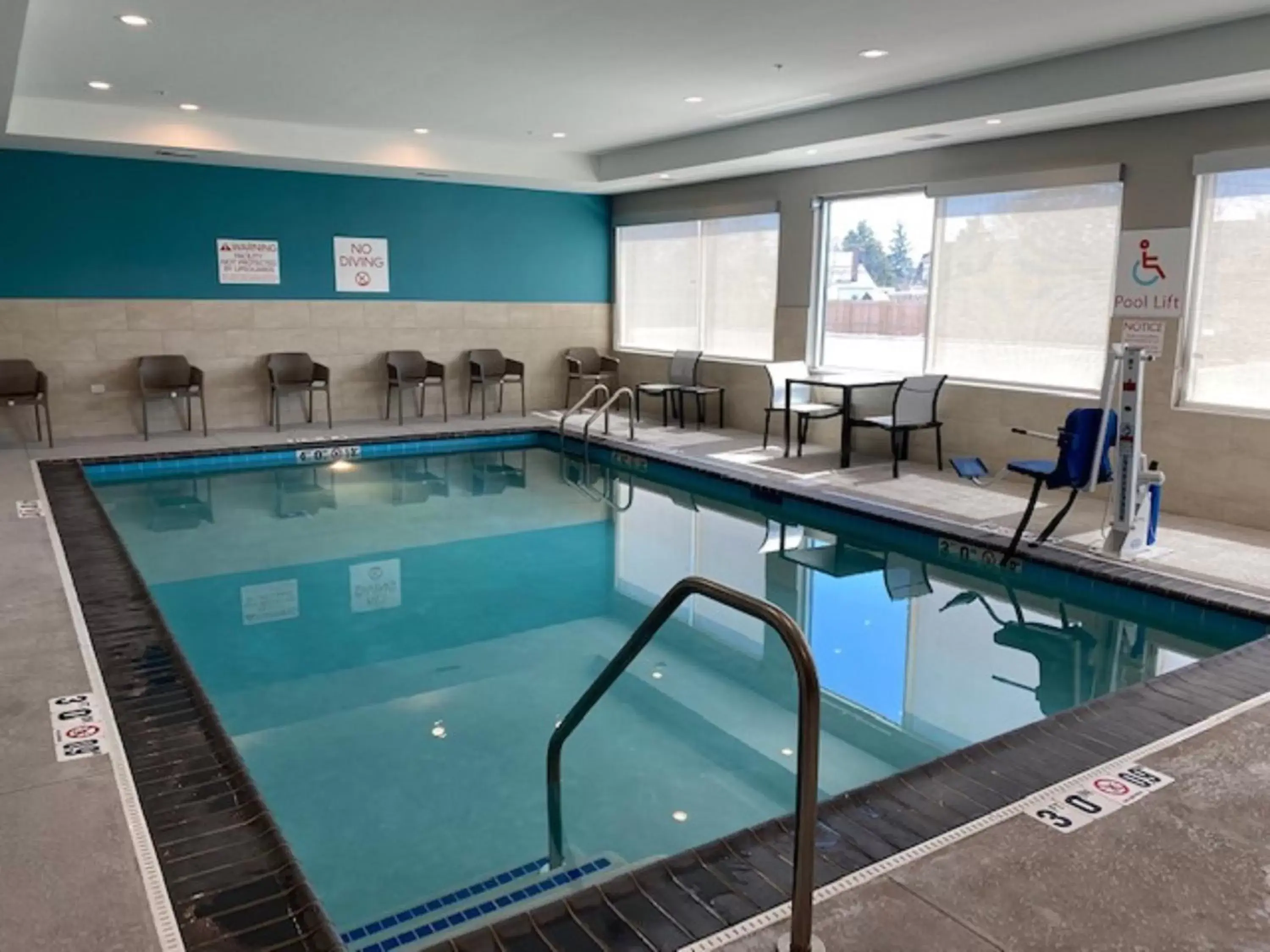 Swimming Pool in avid hotels - Chicago O Hare - Des Plaines