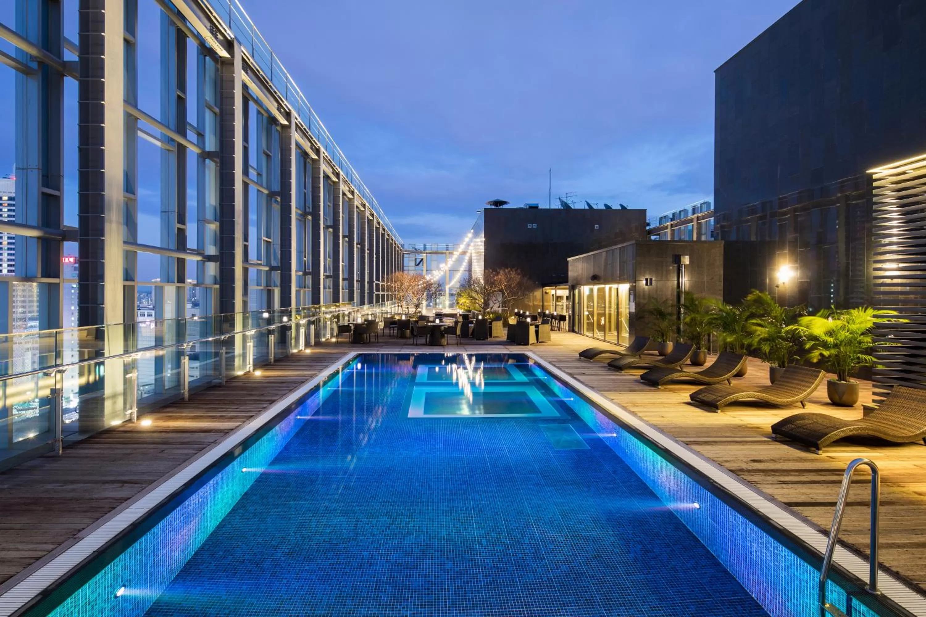 Swimming pool in Novotel Ambassador Seoul Dongdaemun Hotels & Residences