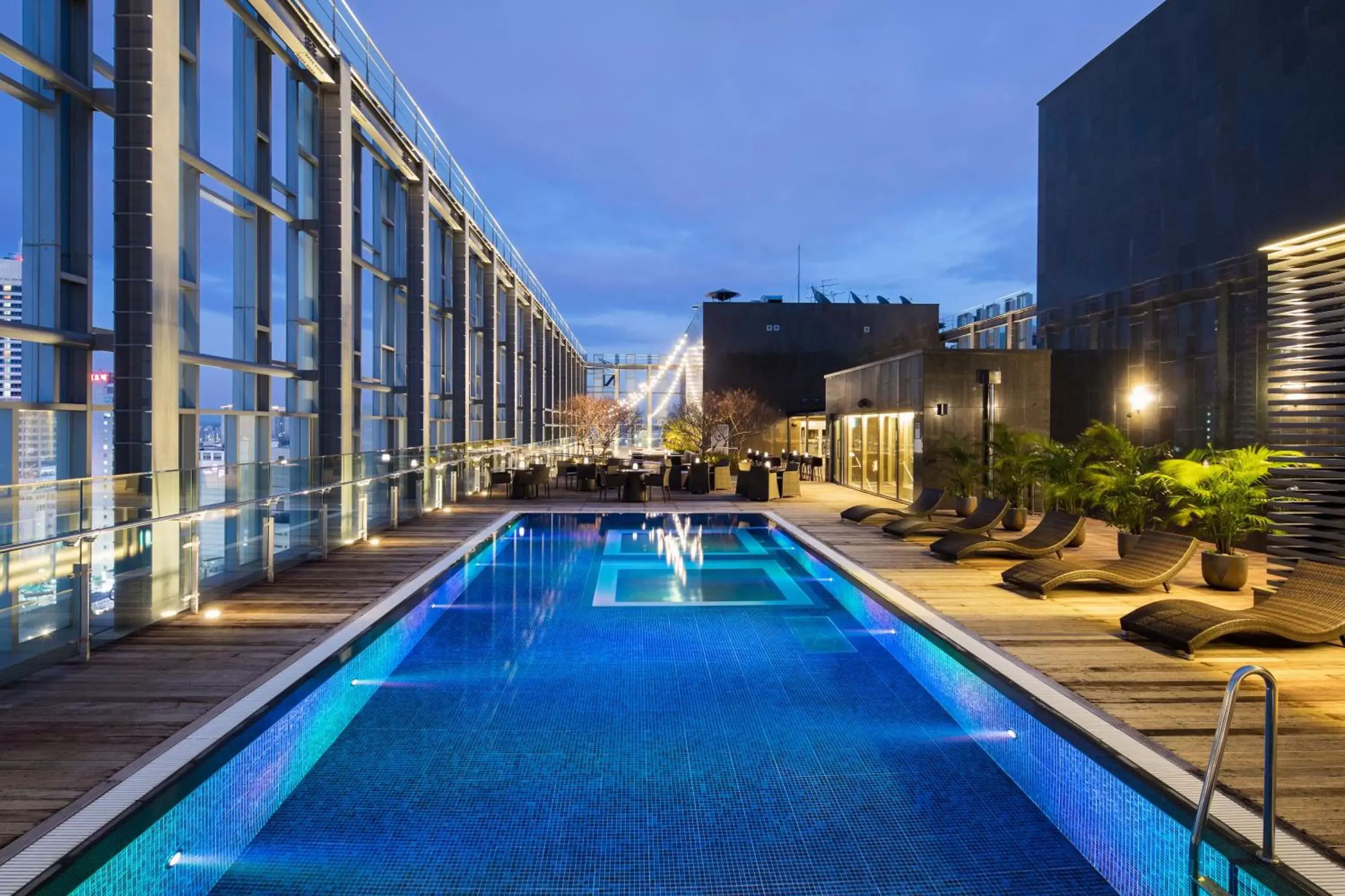Swimming Pool in Novotel Ambassador Seoul Dongdaemun Hotels & Residences