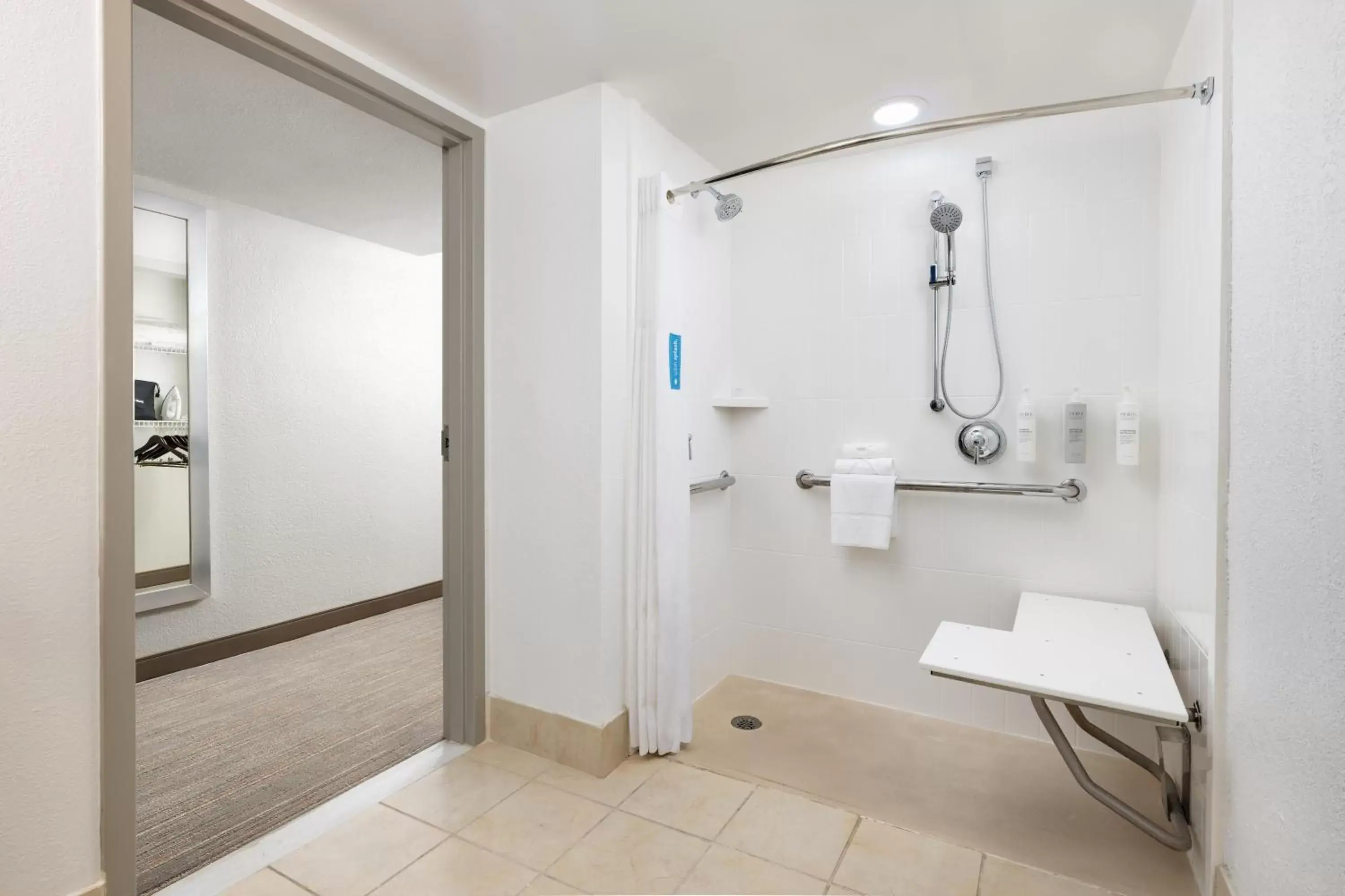 Bathroom in Hampton Inn Naples-Central