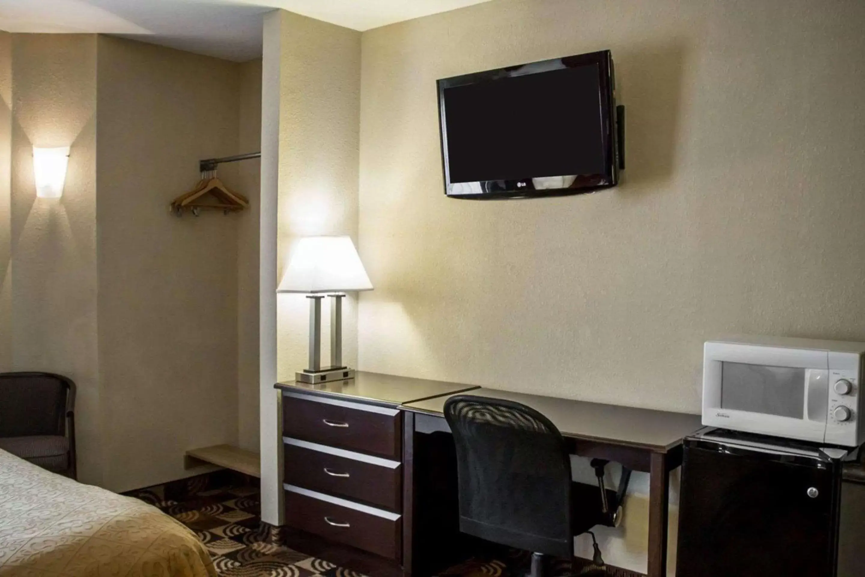 Photo of the whole room, TV/Entertainment Center in Quality Inn Brunswick Cleveland South