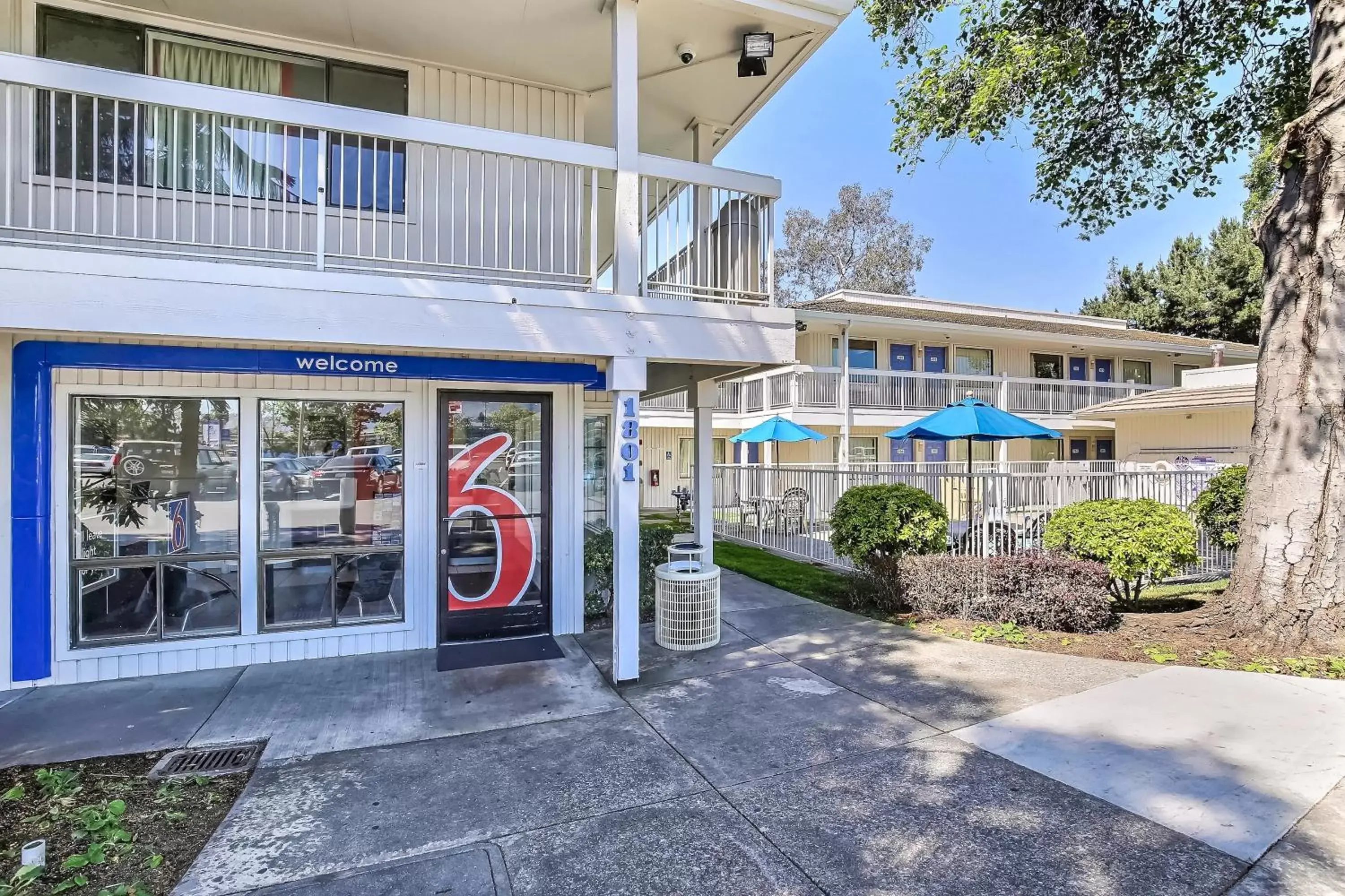 Facade/entrance, Property Building in Motel 6-Oakland, CA - Embarcadero