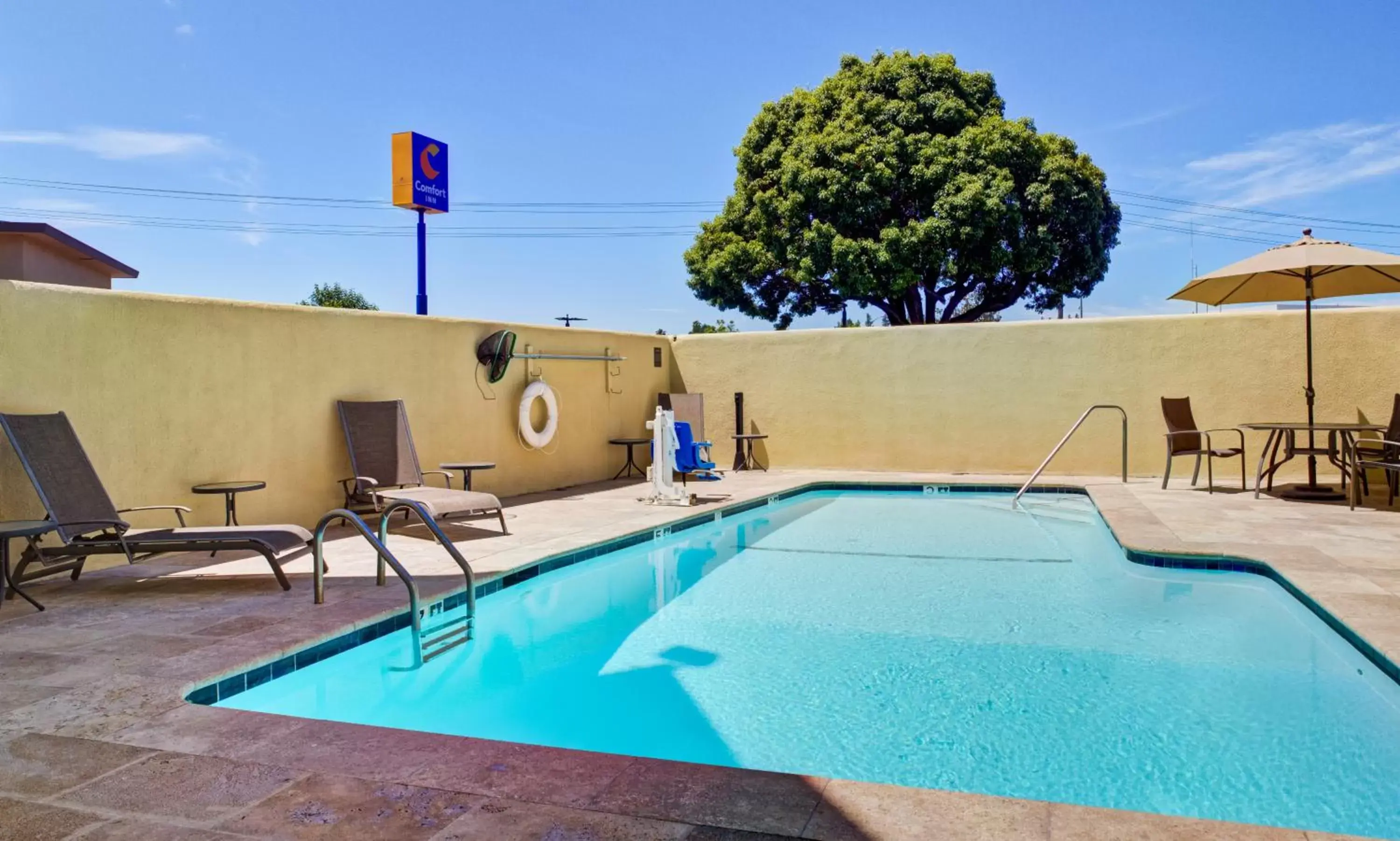 Swimming Pool in Comfort Inn Sunnyvale – Silicon Valley