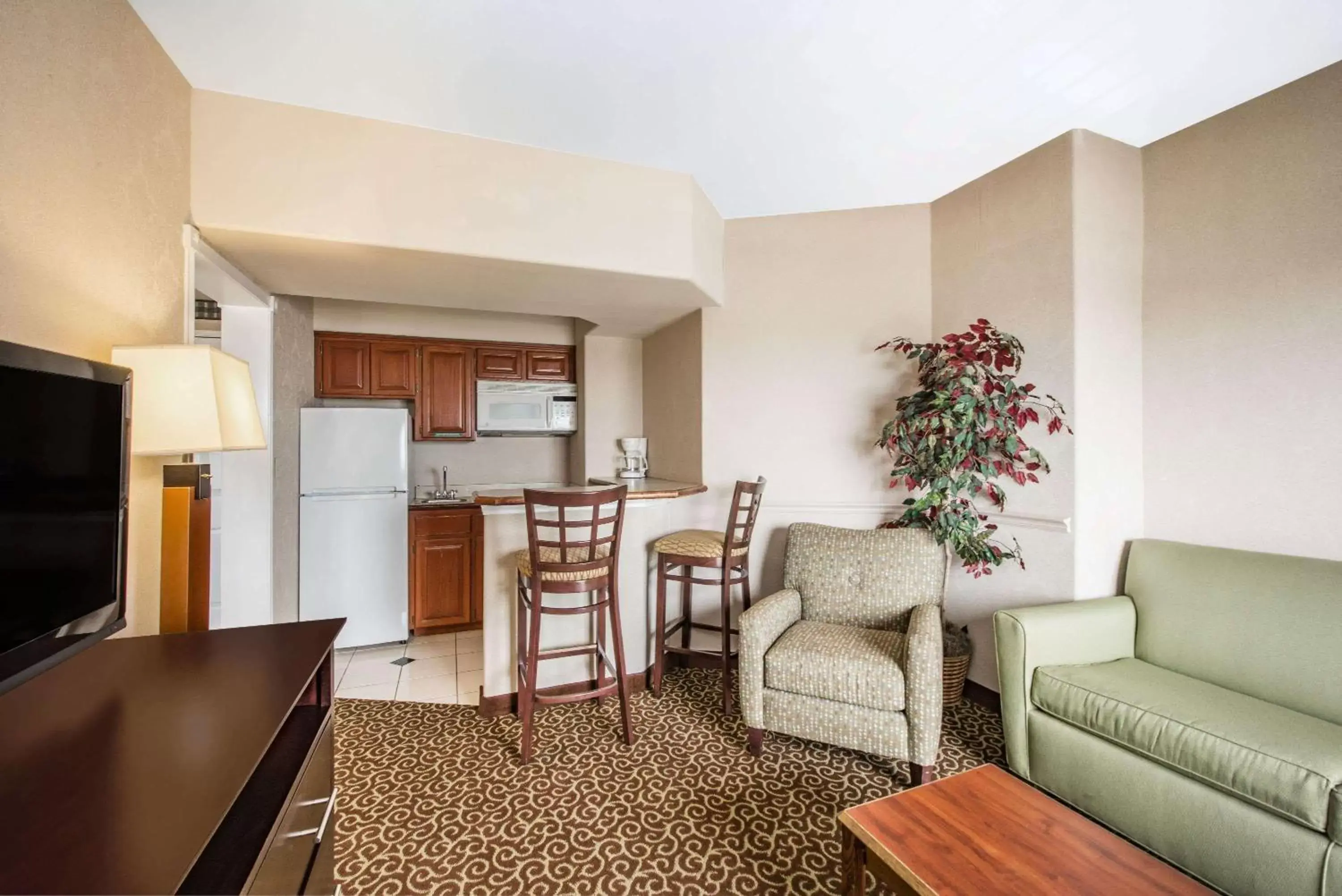 Kitchen or kitchenette, Seating Area in Hawthorn Suites by Wyndham El Paso