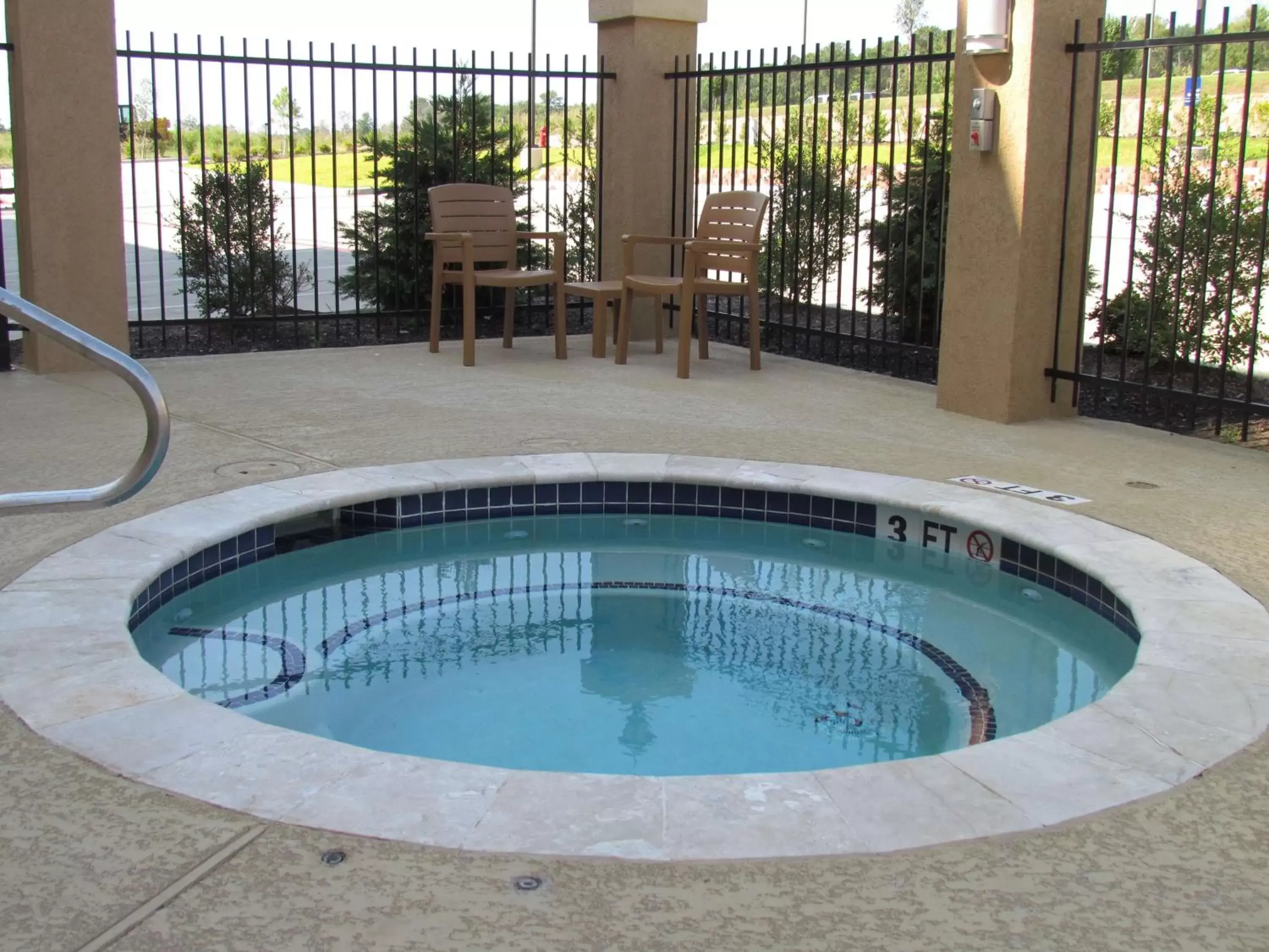 Hot Tub, Swimming Pool in Hampton Inn & Suites Center