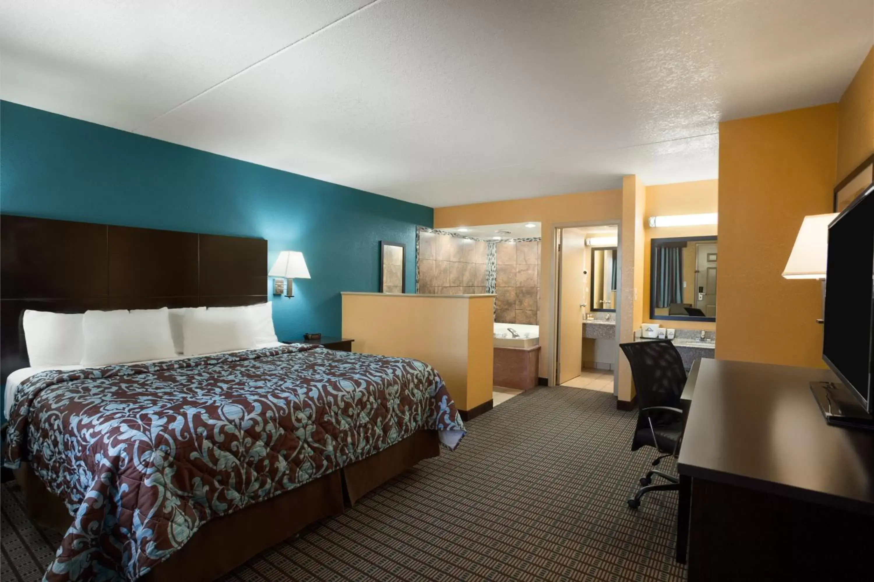 SNK1 Deluxe King Suite in Days Inn by Wyndham Conway