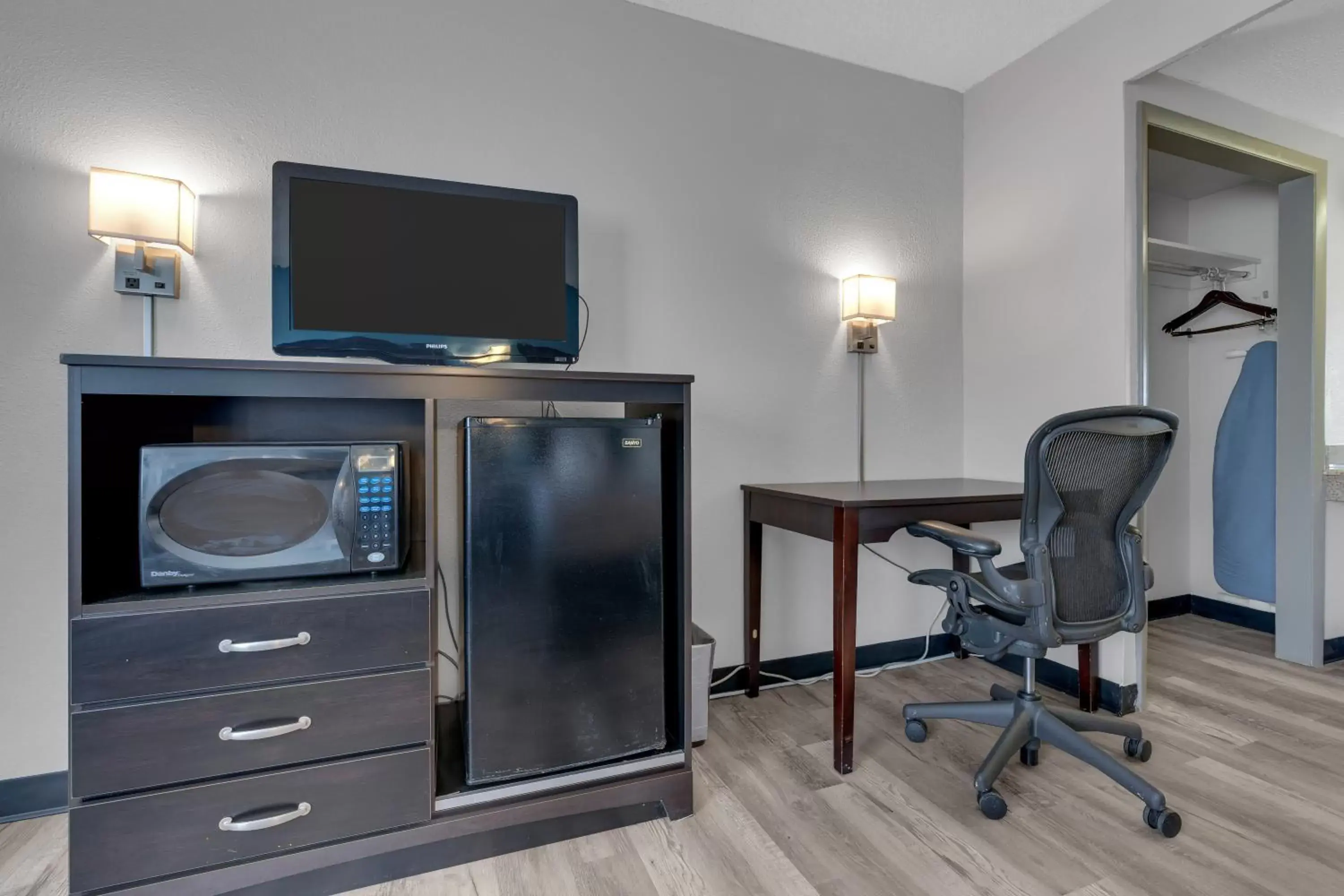 minibar, TV/Entertainment Center in Days Inn by Wyndham Wrightstown