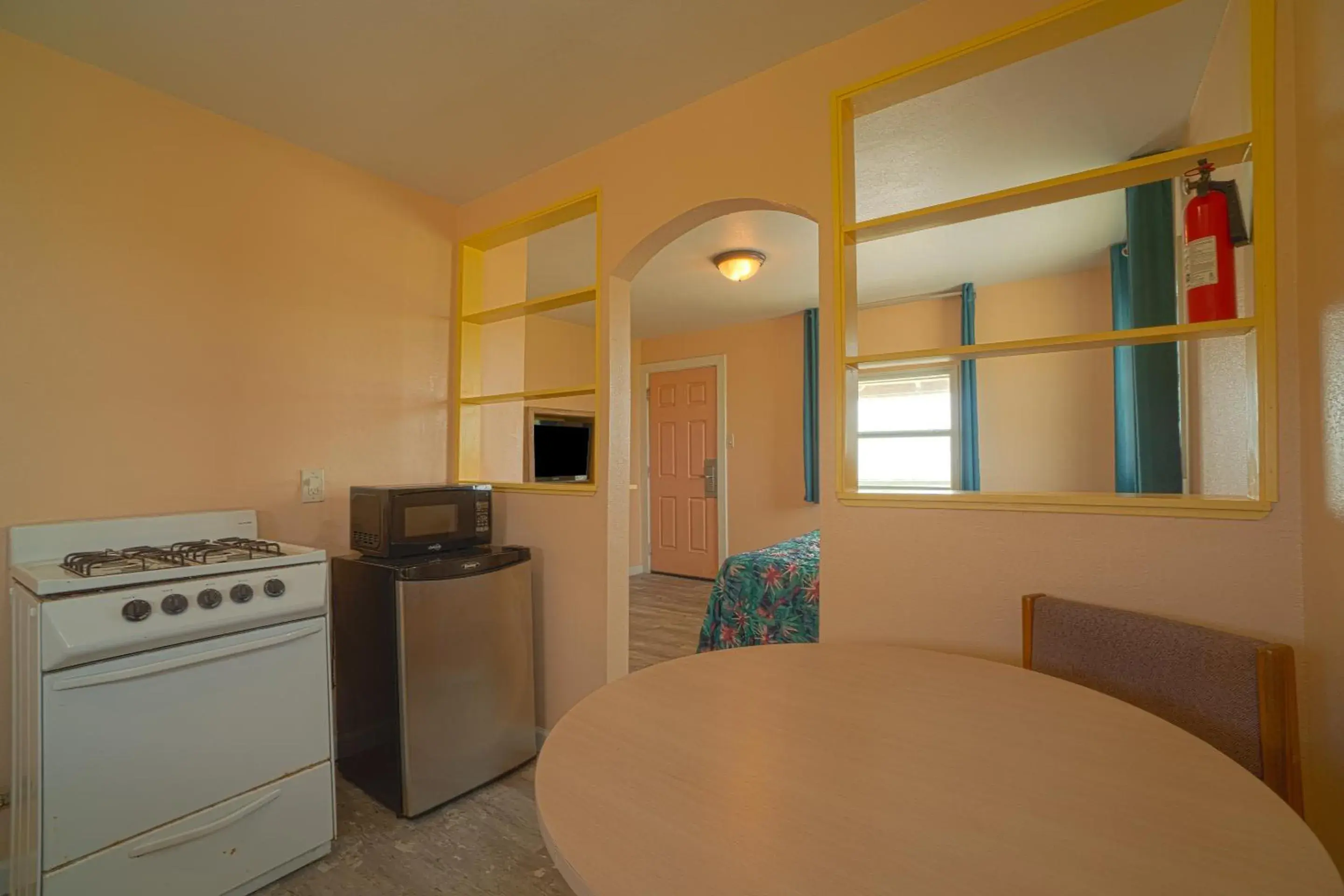 kitchen, Kitchen/Kitchenette in Budget Inn By OYO Corpus Christi Beach