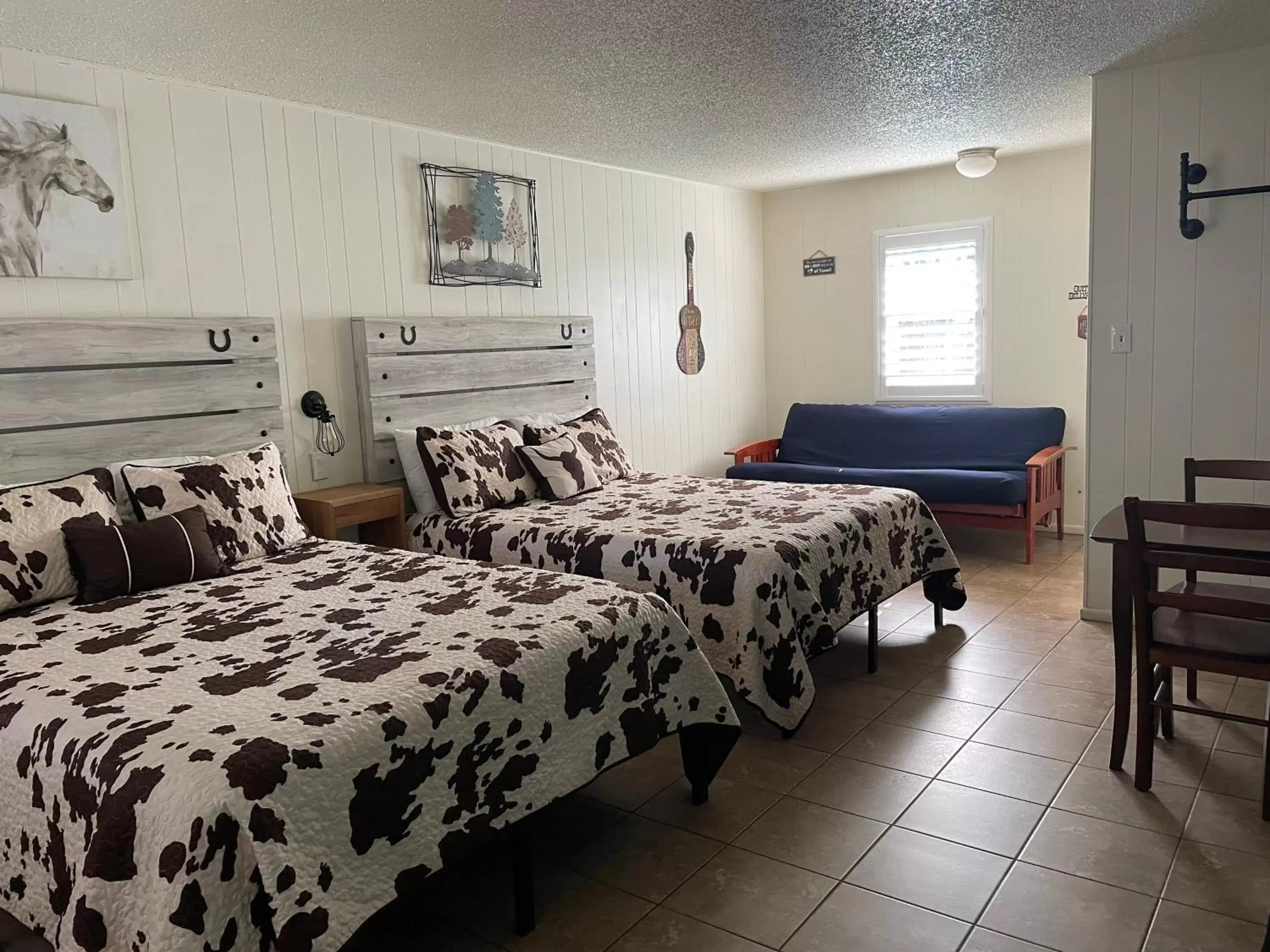 Deluxe Family Room in Horseshoe Riverside Lodge Deluxe Family Room in Horseshoe Riverside Lodge