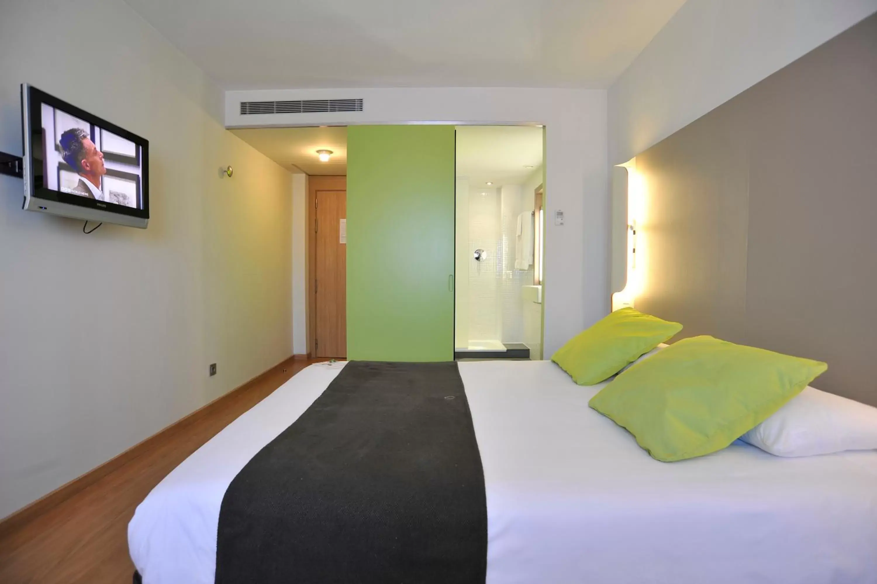 Photo of the whole room, Bed in Campanile Málaga Airport