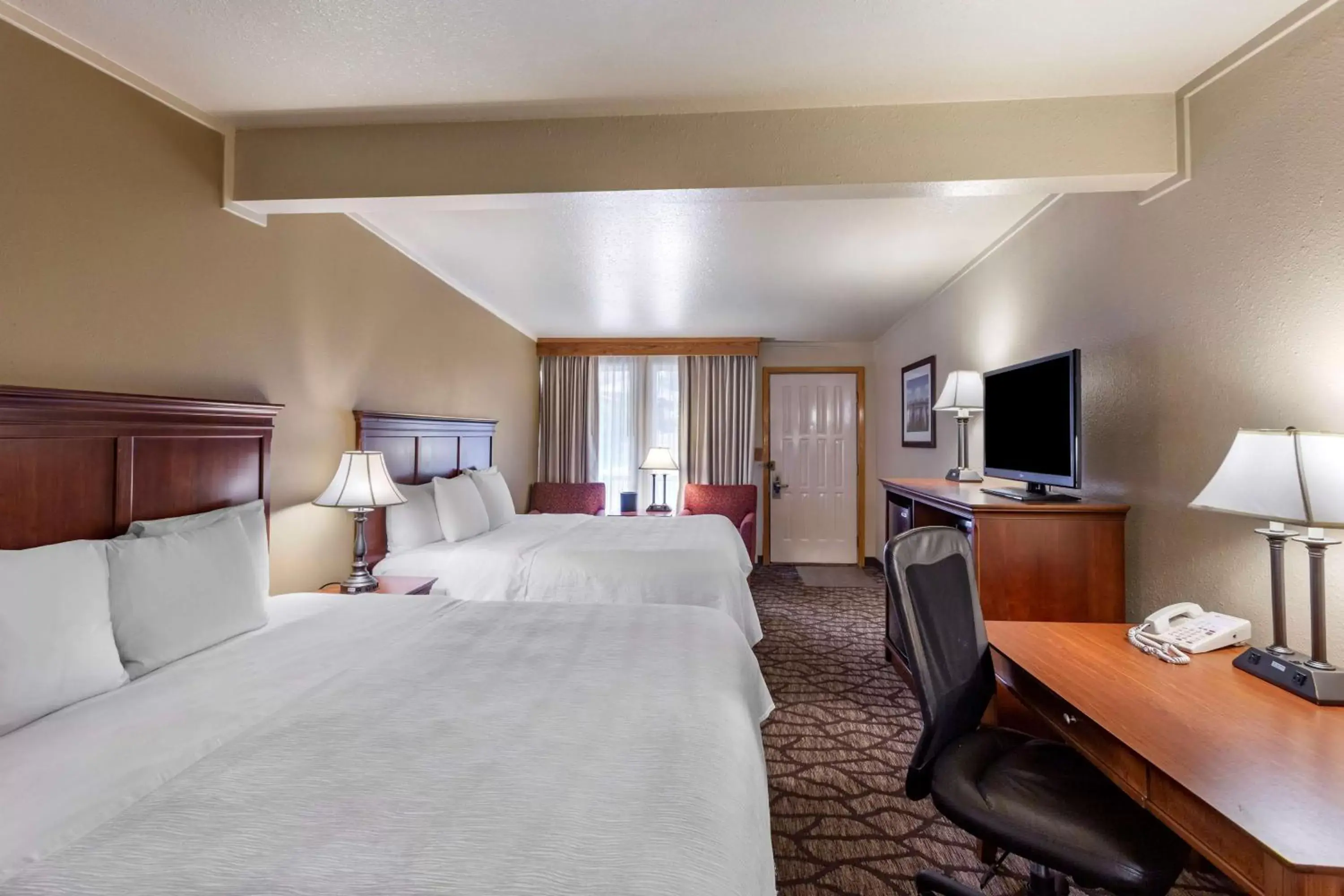 Bedroom, TV/Entertainment Center in Best Western Dunmar Inn