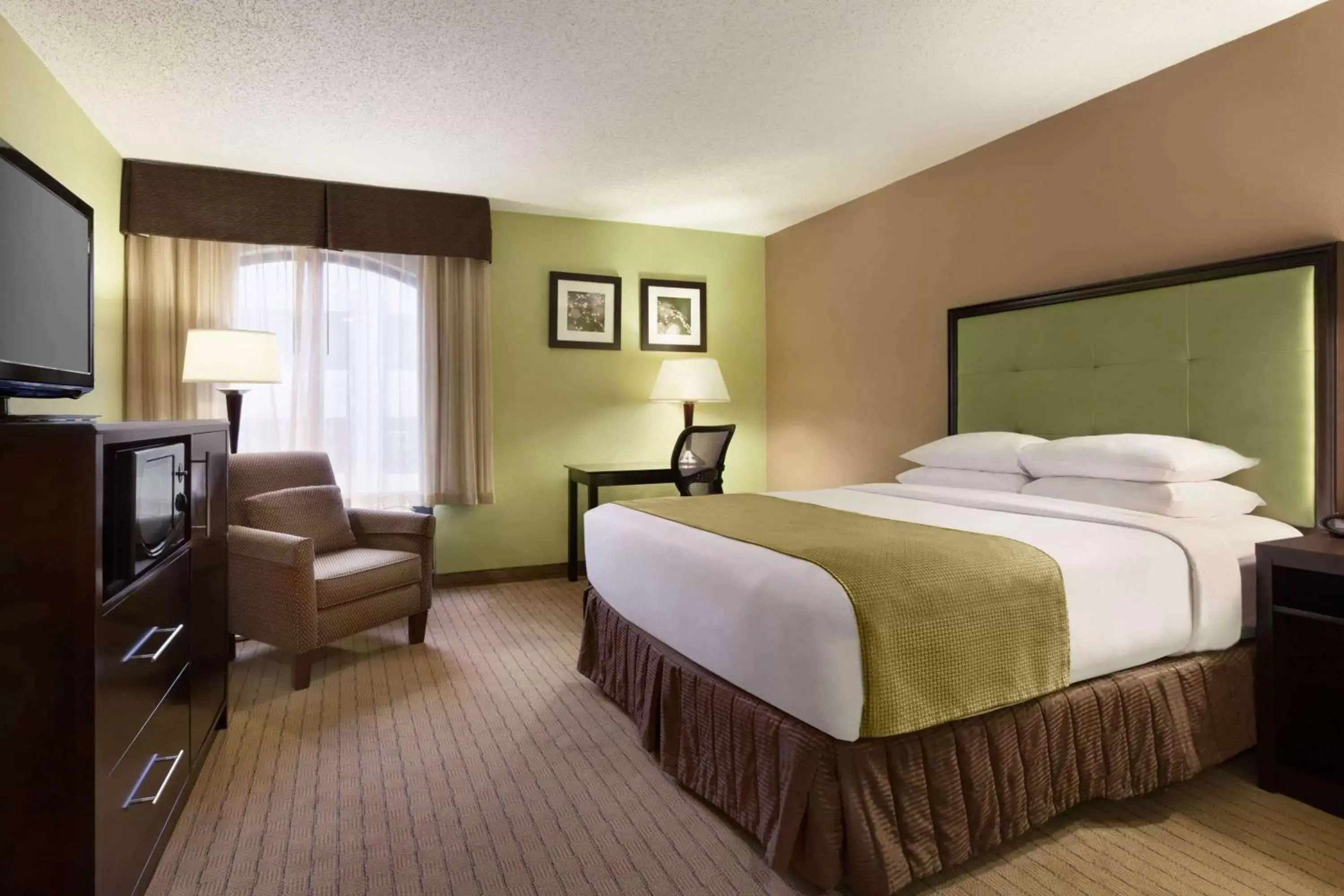 Photo of the whole room, Bed in Days Inn by Wyndham Baltimore Inner Harbor