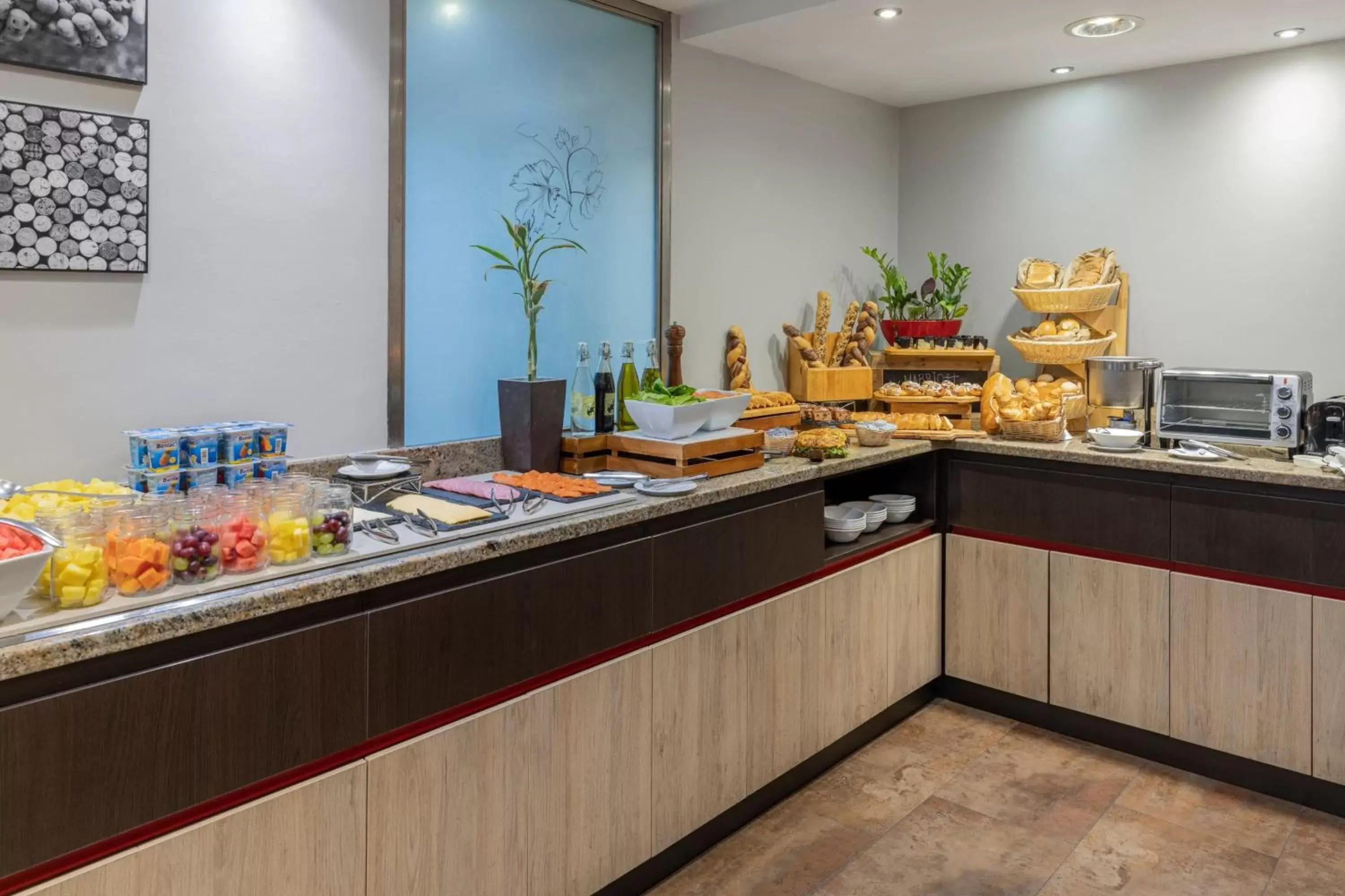 Restaurant/places to eat in Marriott Executive Apartments Panama City, Finisterre