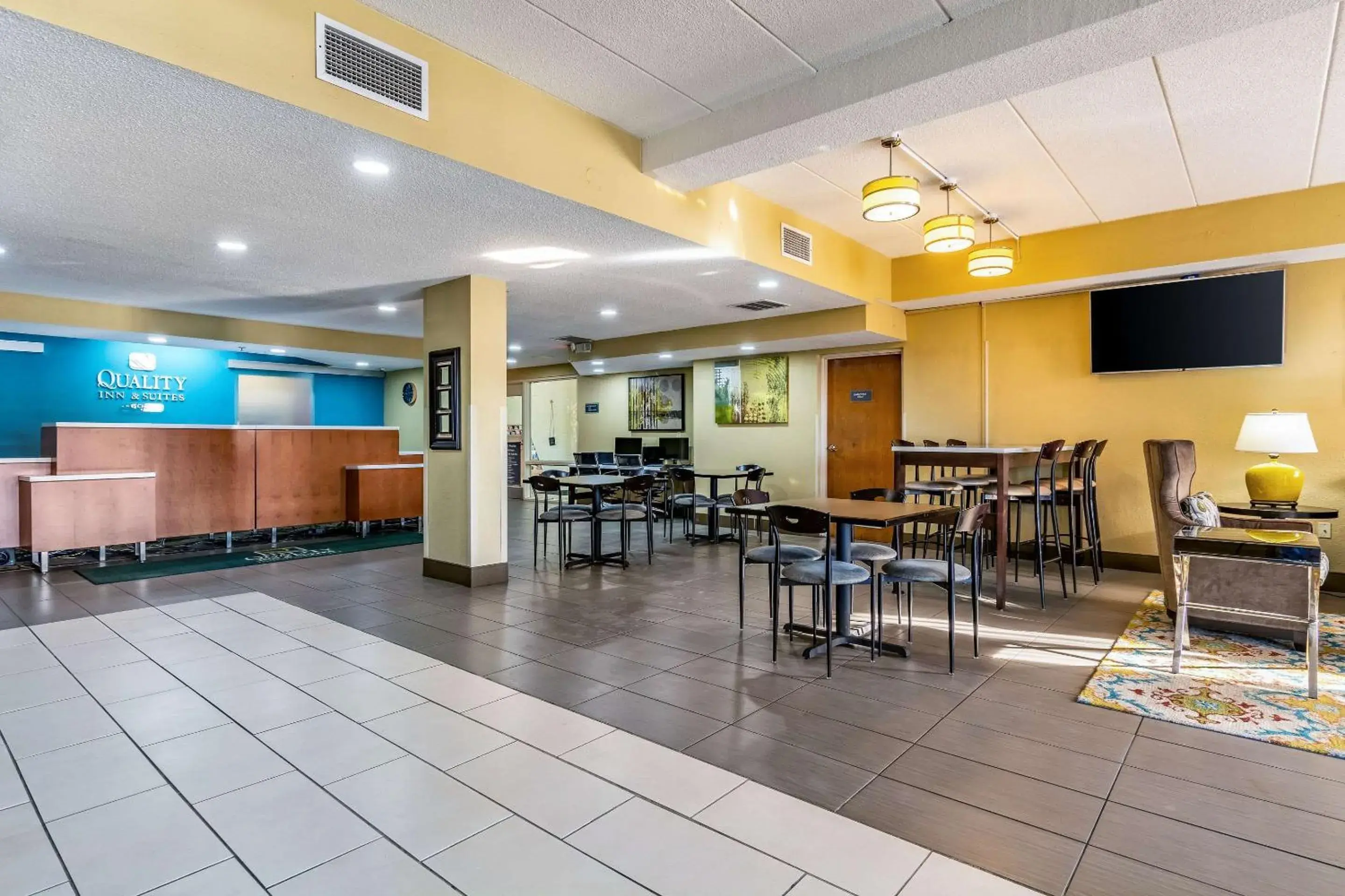 Lobby or reception, Restaurant/Places to Eat in Quality Inn & Suites Southport