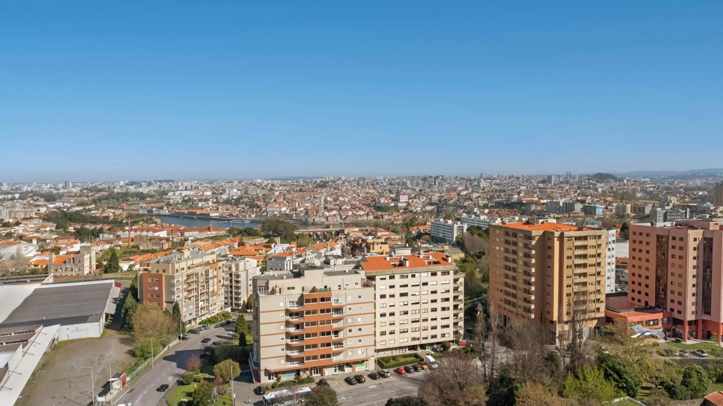 Photo of the whole room, Bird's-eye View in Holiday Inn Porto Gaia, an IHG Hotel