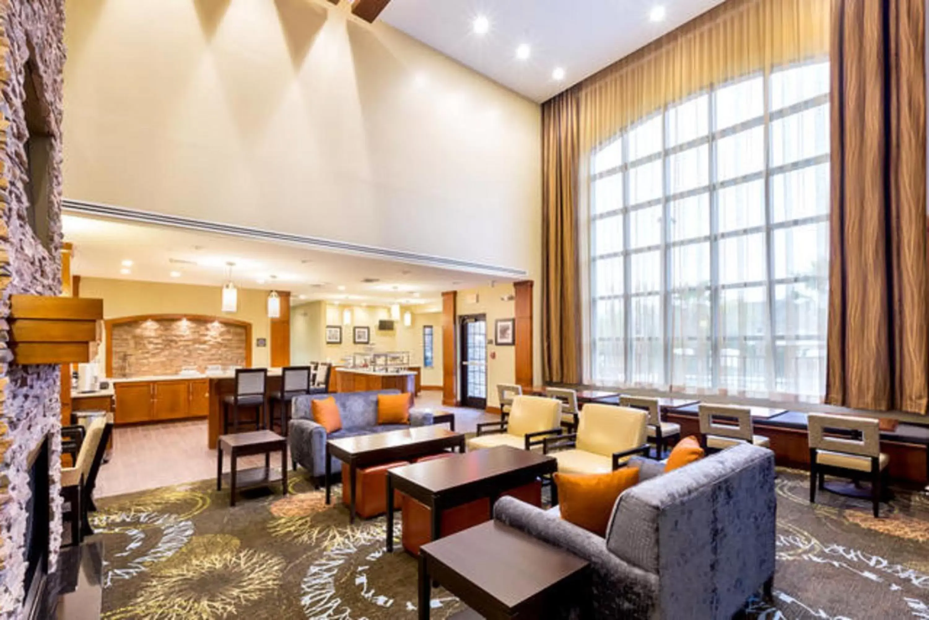 Breakfast, Lounge/Bar in Staybridge Suites College Station, an IHG Hotel