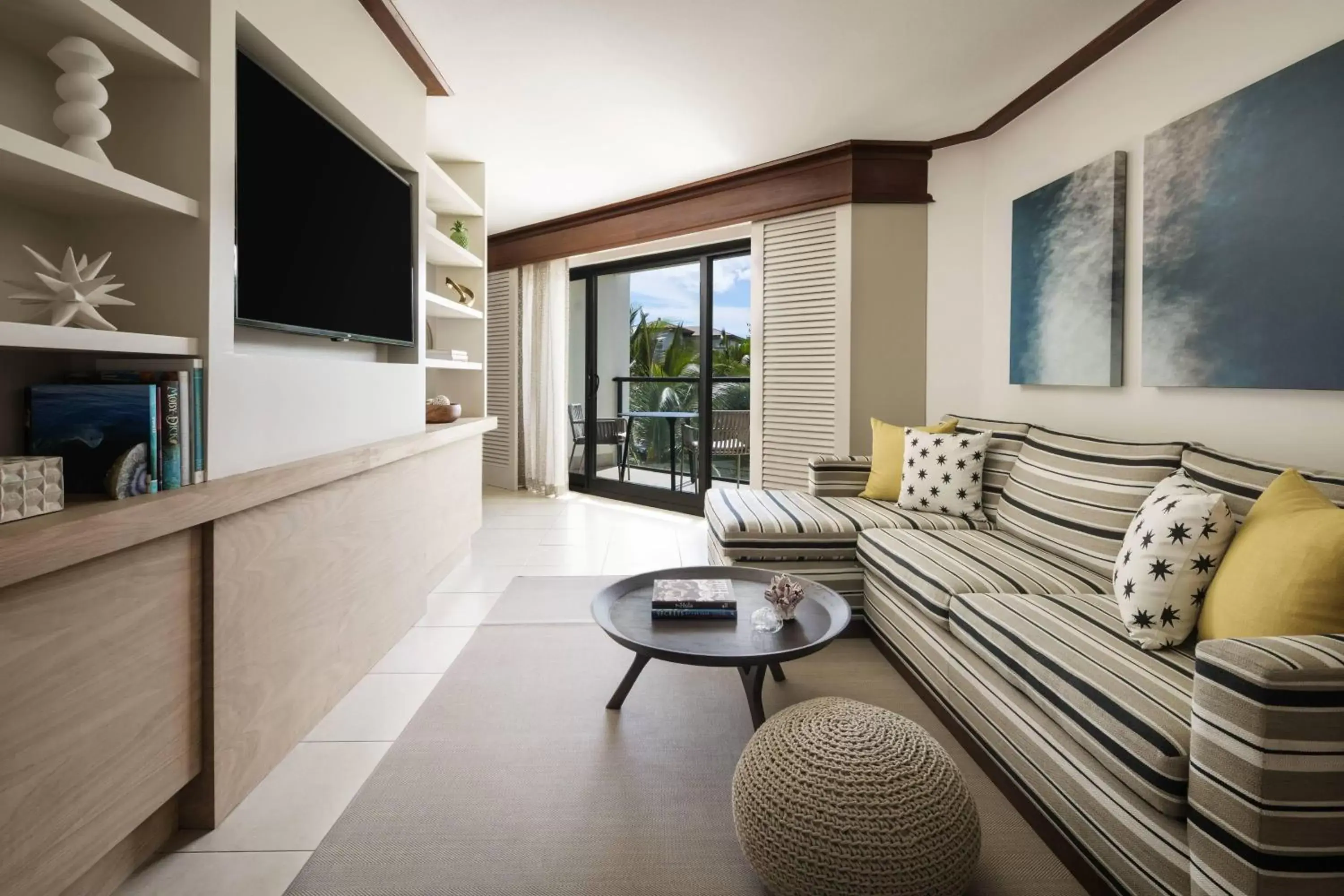 Living room, TV/Entertainment Center in Wailea Beach Resort - Marriott, Maui