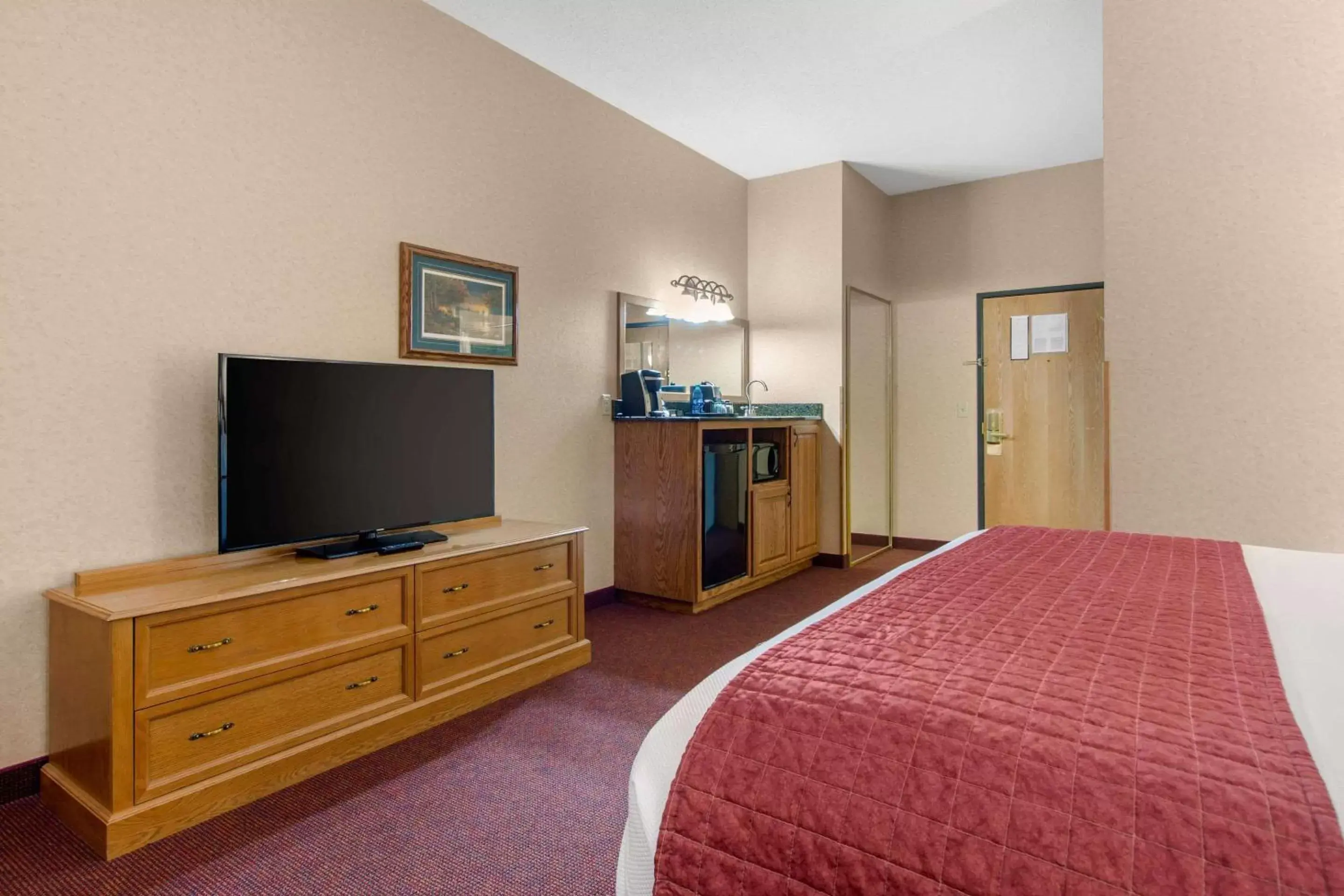 Photo of the whole room, TV/Entertainment Center in Norfolk Lodge & Suites, Ascend Hotel Collection