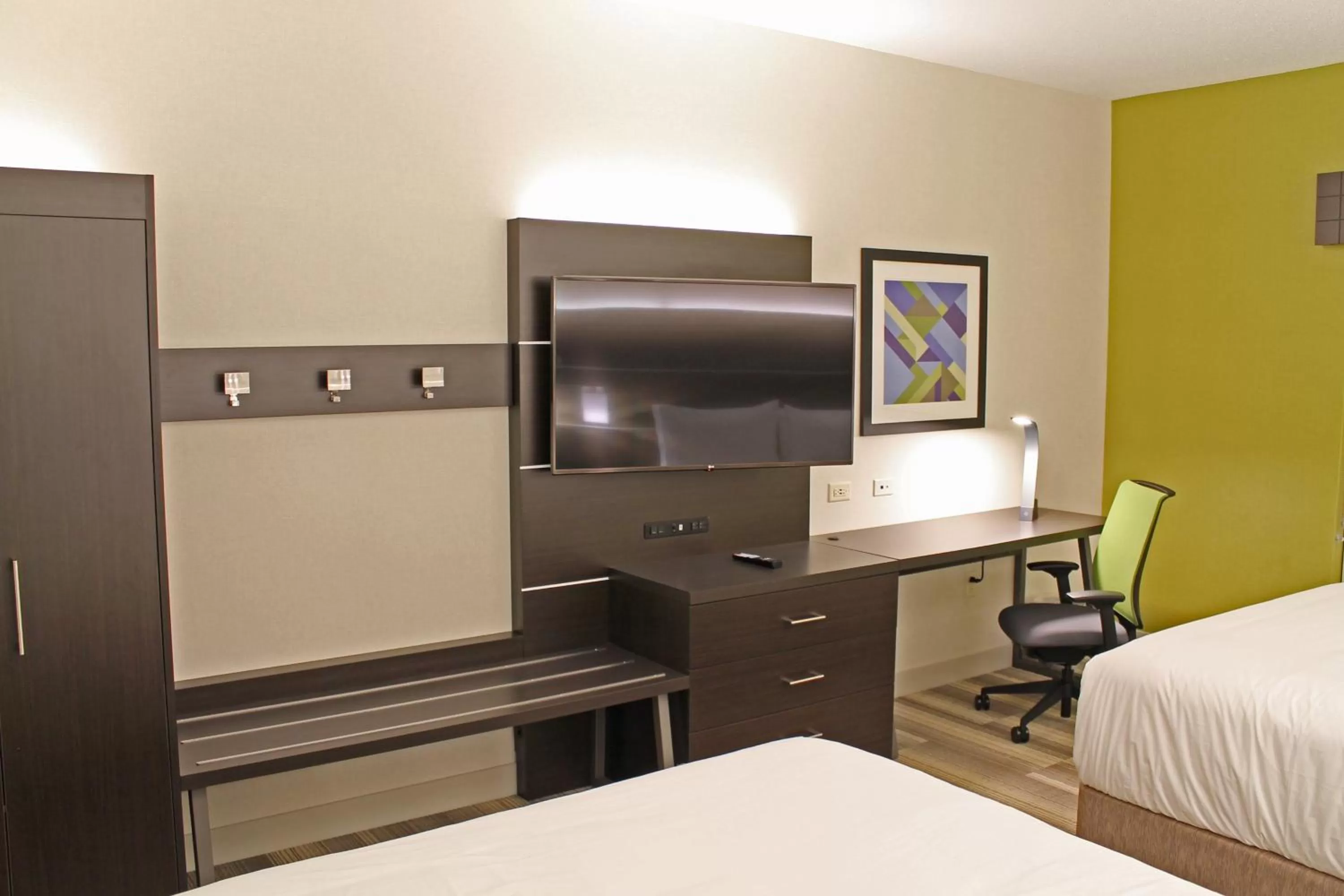 Bedroom, Bed in Holiday Inn Express & Suites - St. Louis South - I-55 by IHG