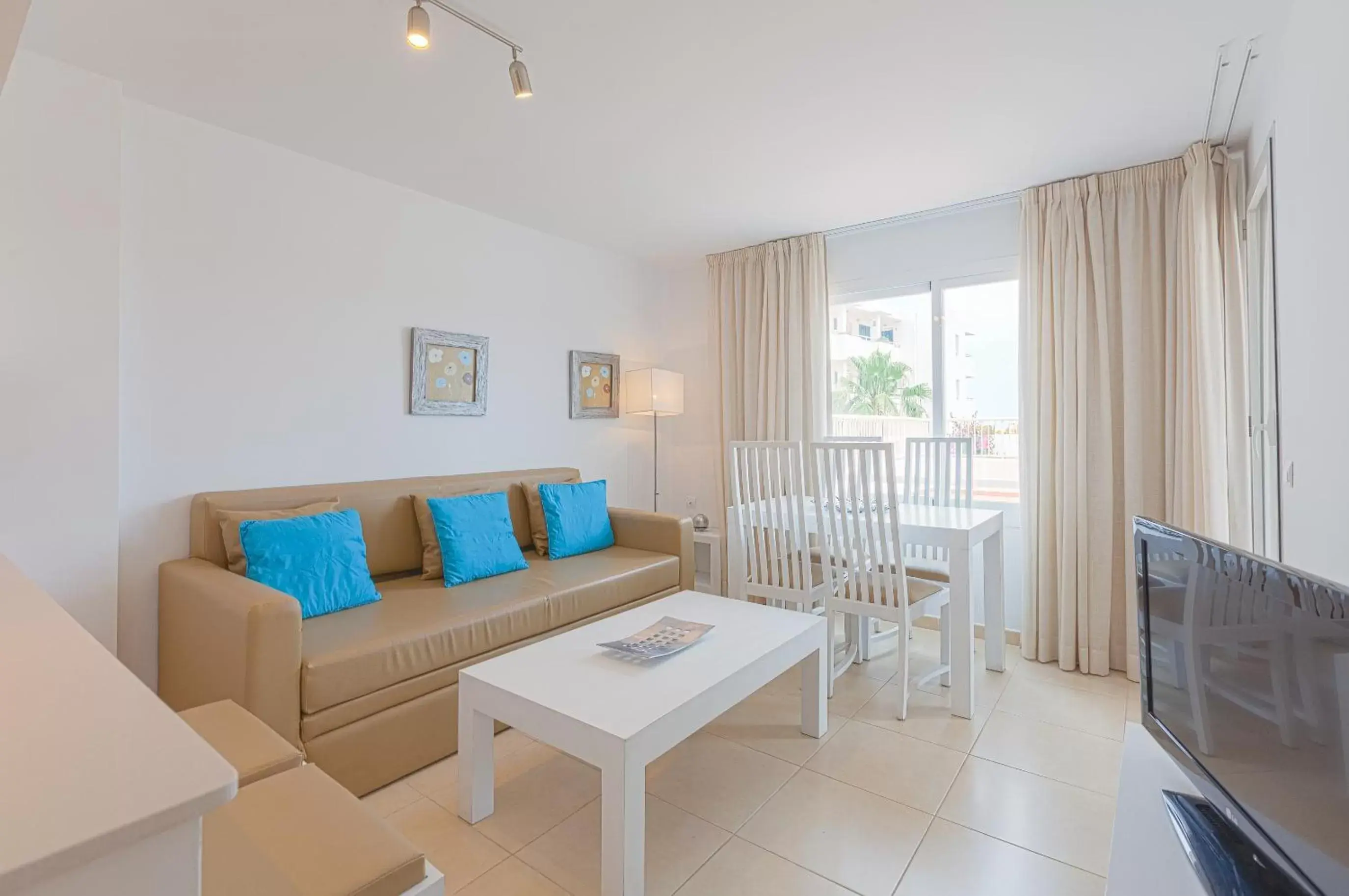  Family Deluxe Two-Bedroom Apartment in Camelina Suites - Formerly Torrent Bay