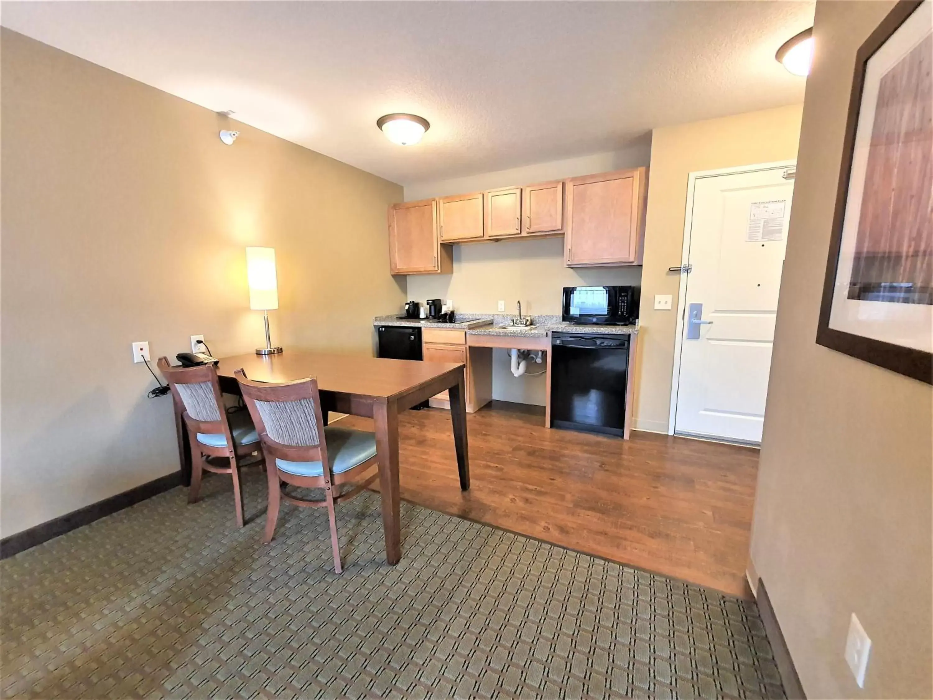 Kitchen/Kitchenette in AmeriVu Inn and Suites - Chisago City