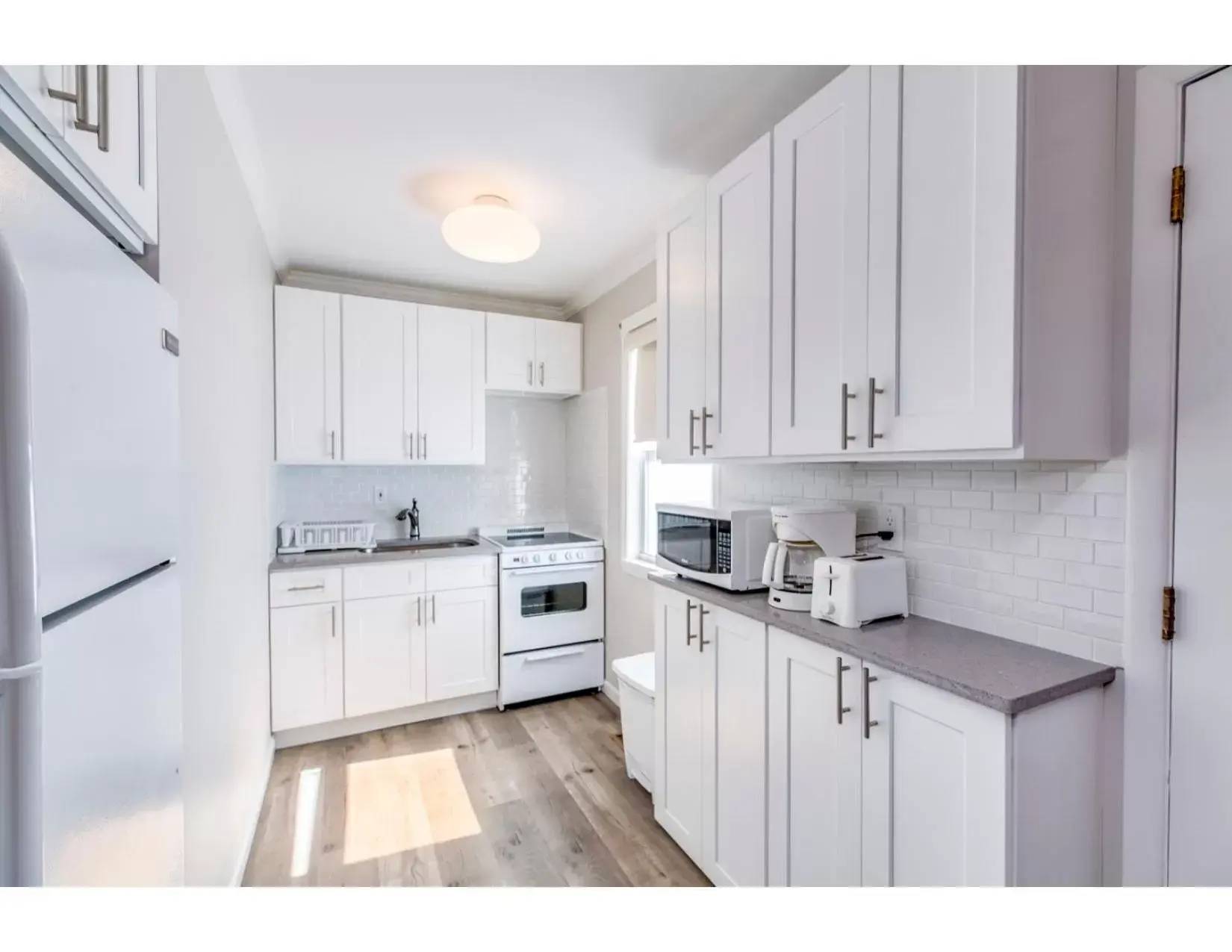 Kitchen/Kitchenette in Colonial Shores Resort