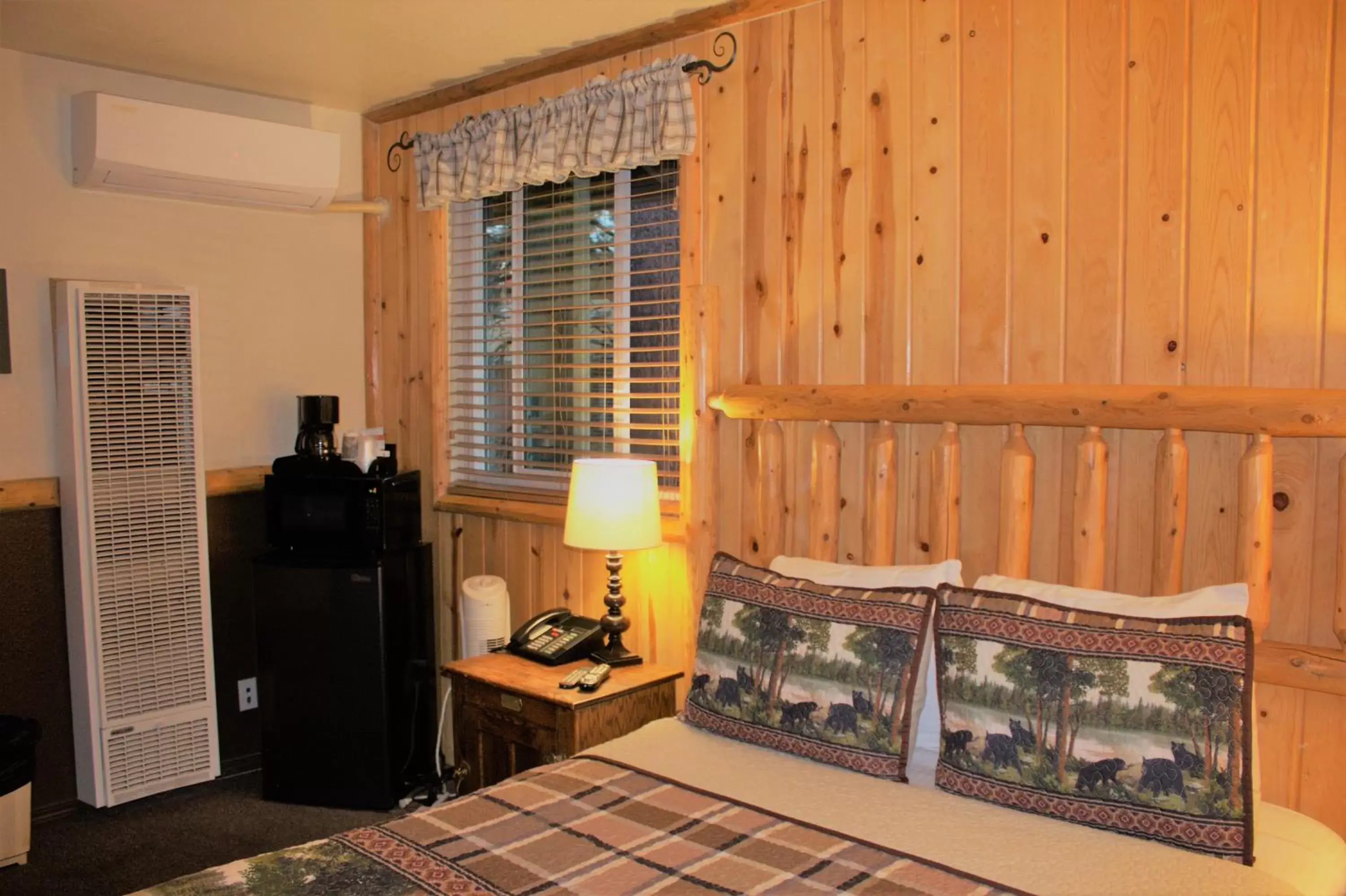 minibar, Bed in Fireside Lodge