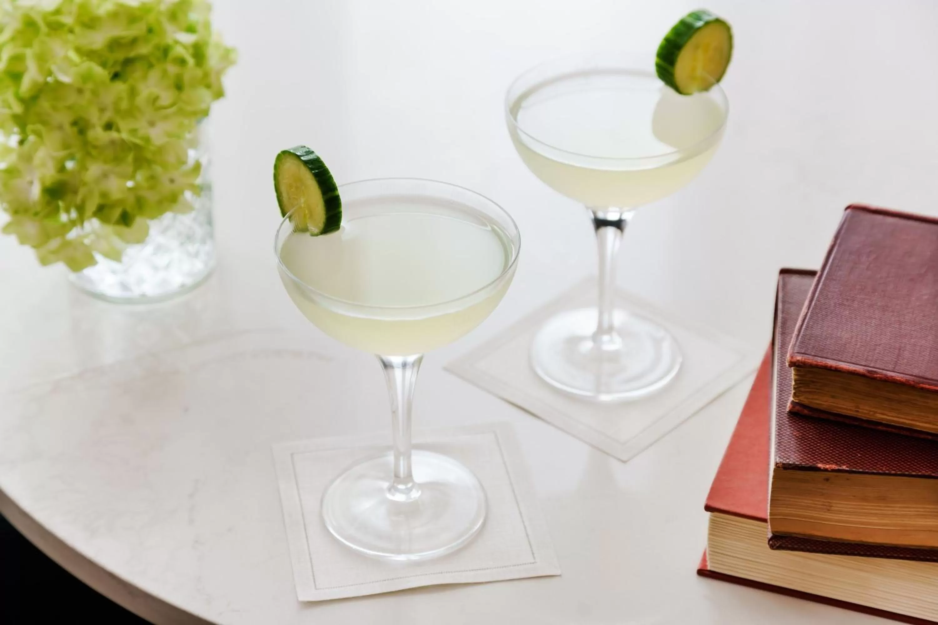 Lounge or bar in The Algonquin Hotel Times Square, Autograph Collection