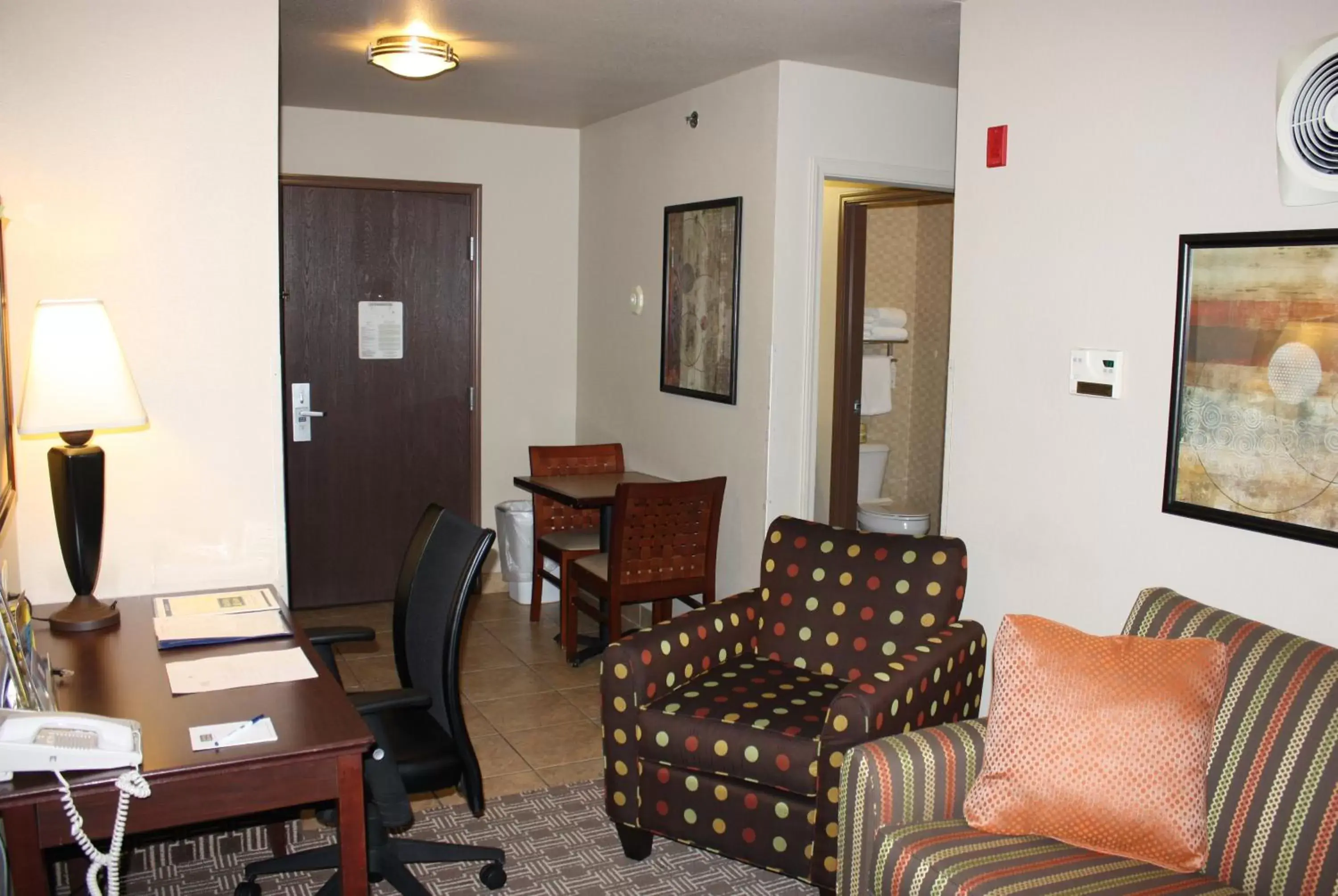 Living room, Seating Area in MainStay Suites St Robert-Fort Leonard Wood