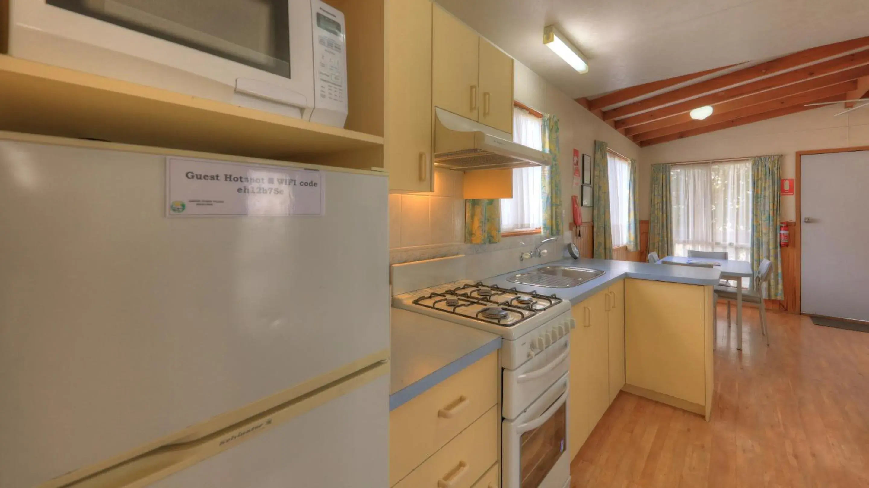 Kitchen or kitchenette, Kitchen/Kitchenette in Airport Tourist Village Melbourne