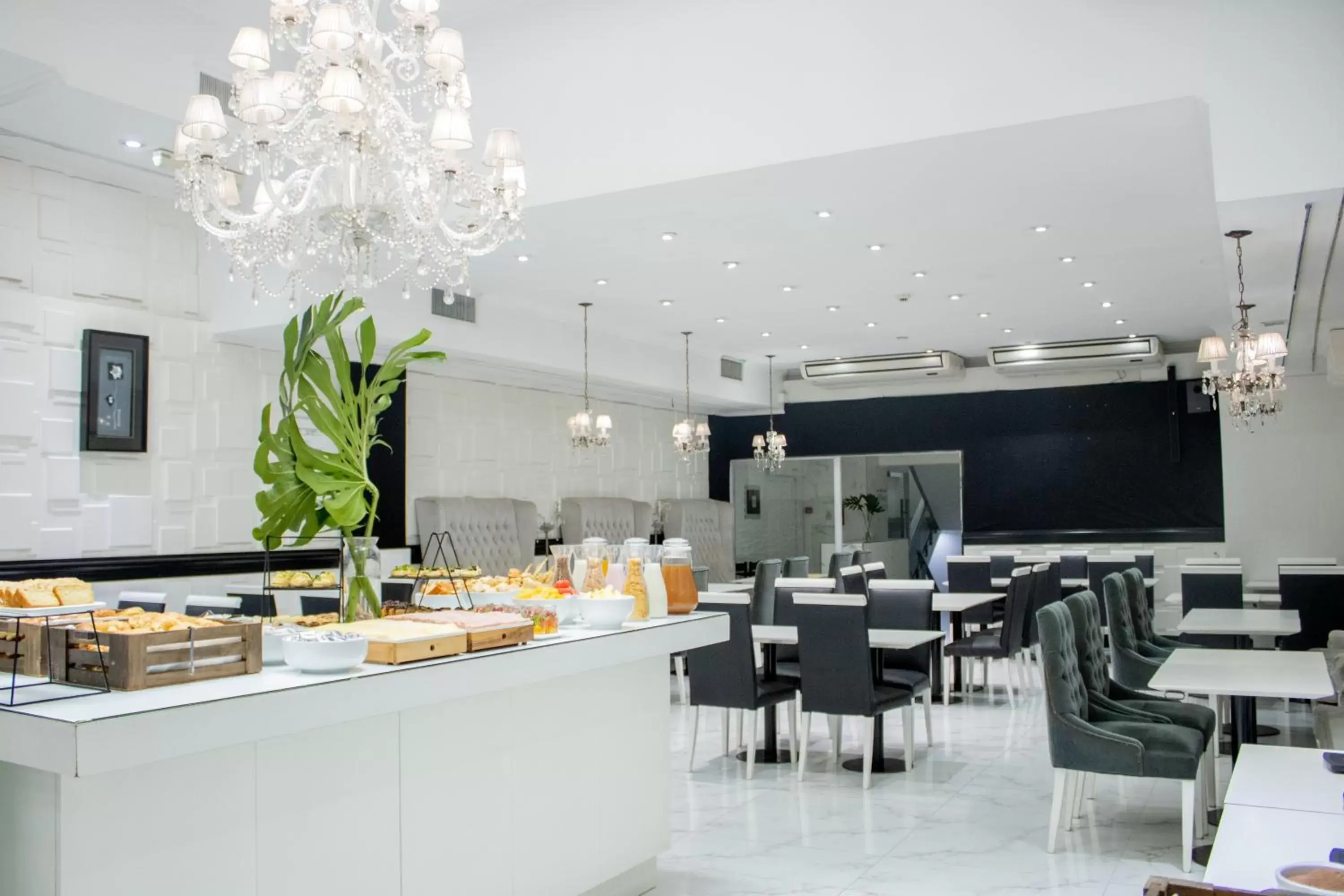 Restaurant/Places to Eat in Ker Recoleta Hotel