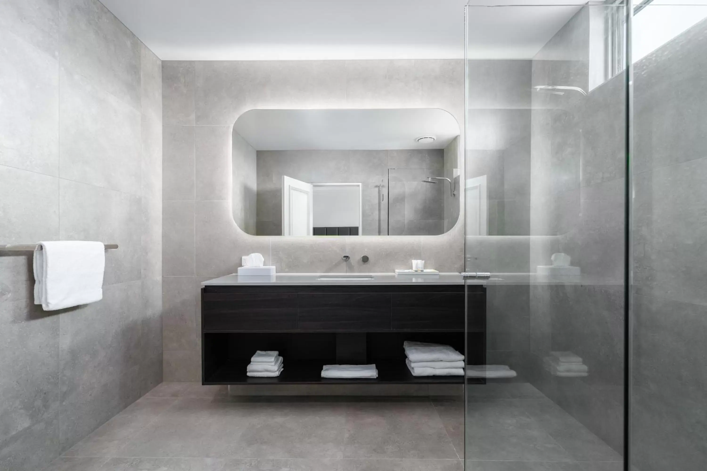 Shower, Bathroom in Quality Hotel Parklake Shepparton