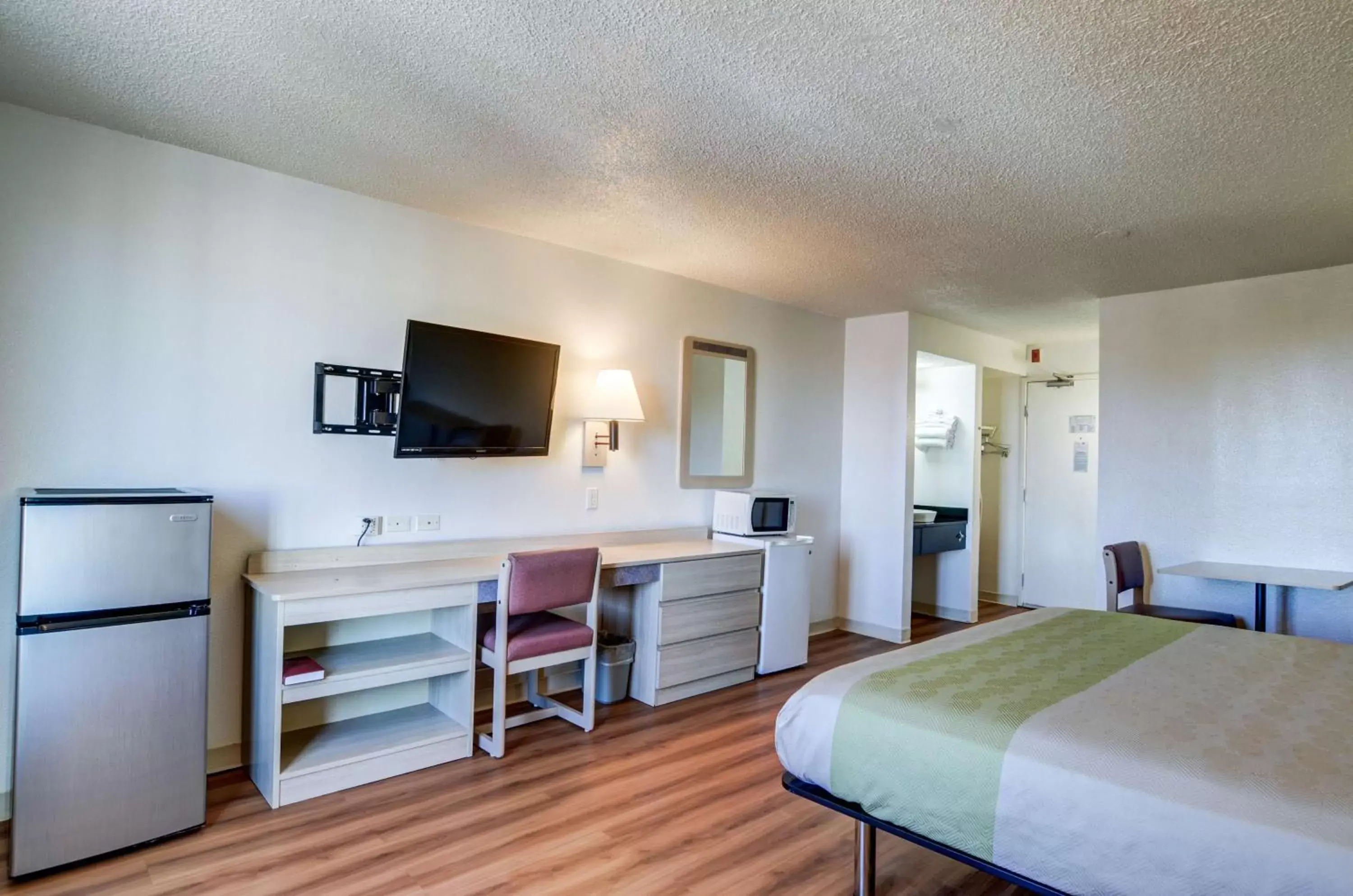 Bedroom, TV/Entertainment Center in Motel 6-Greenwood Village, CO - Denver - South Tech Center