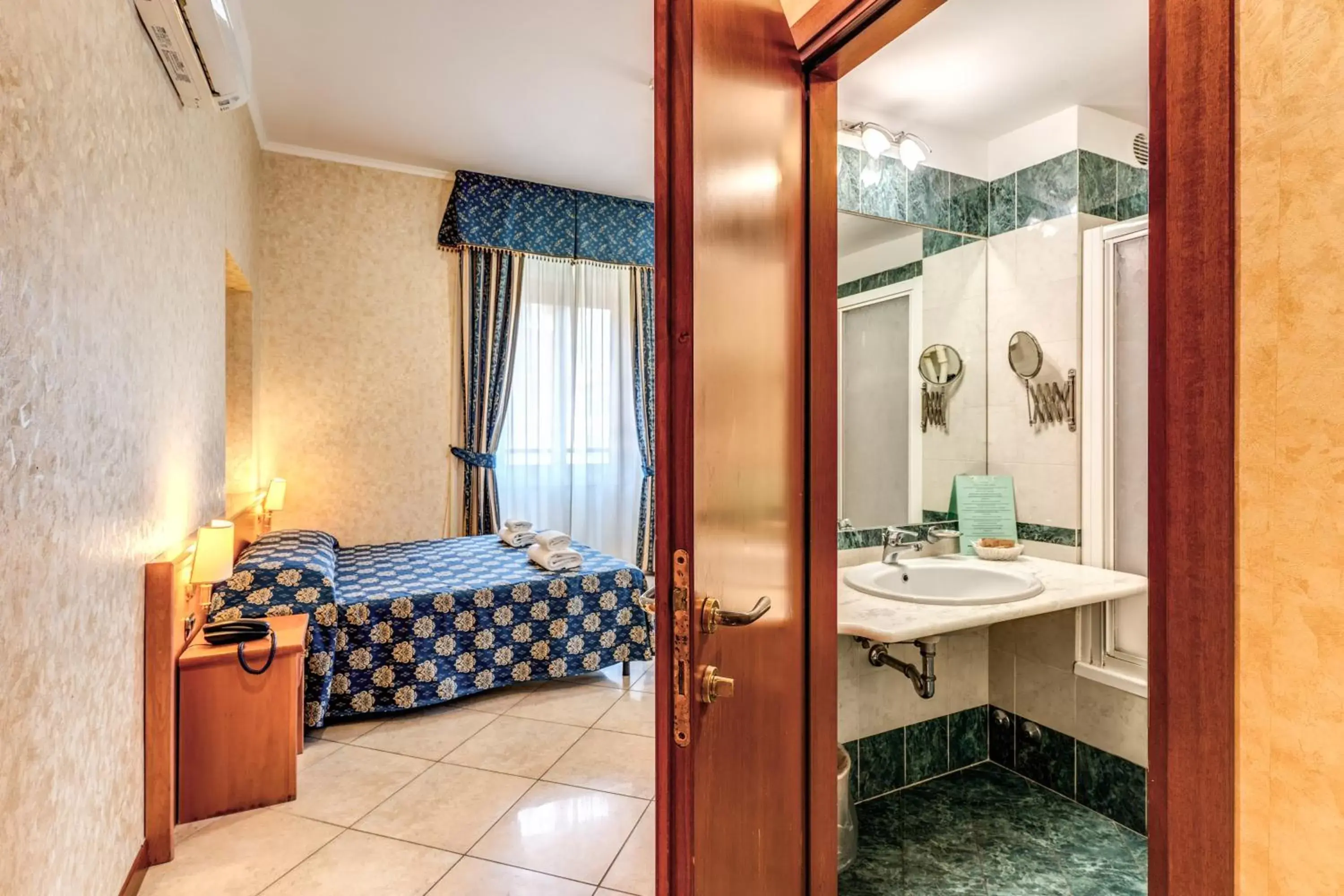Bathroom in Hotel Orlanda