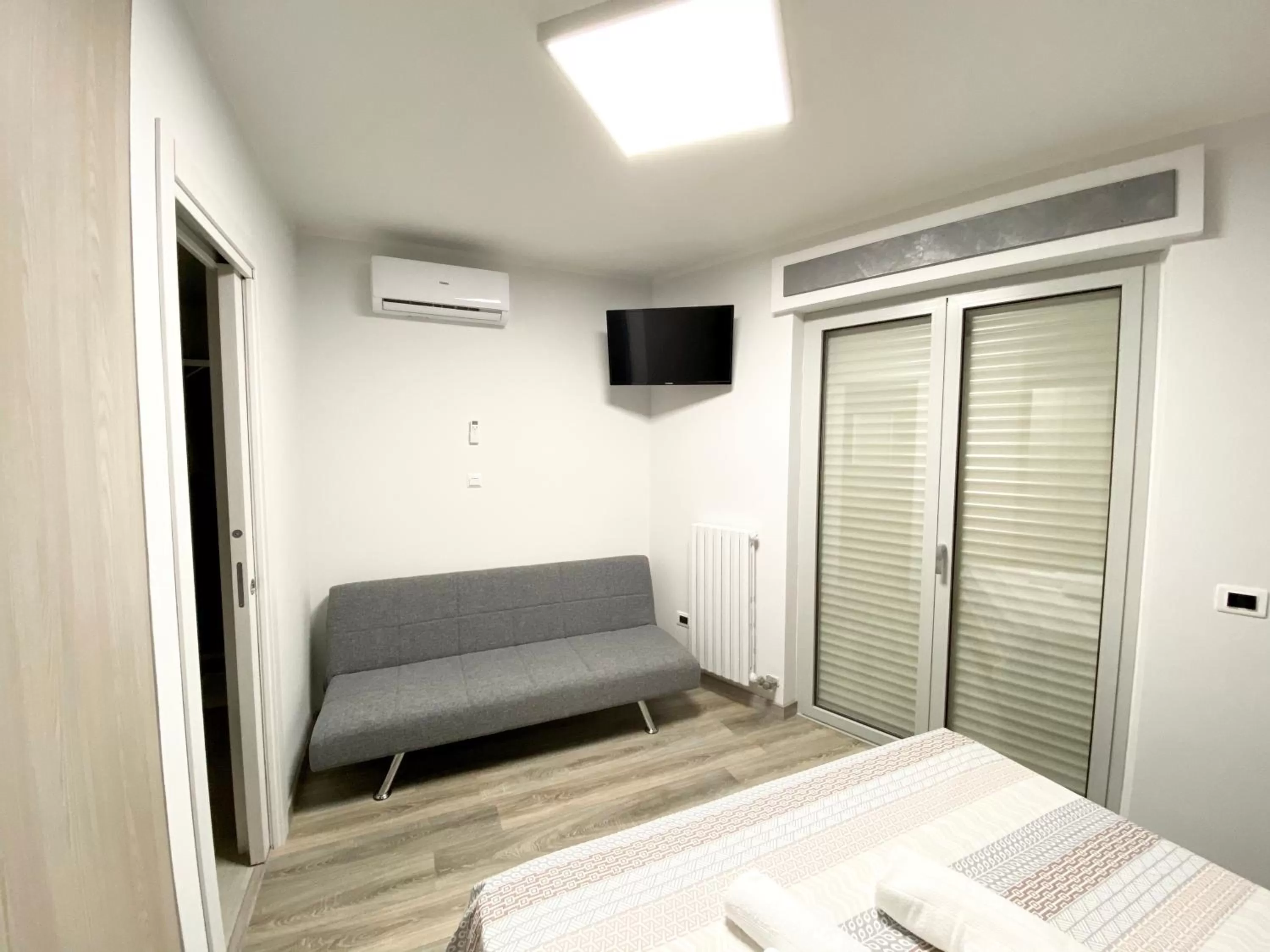 TV/Entertainment Center in Siclari B&B-Rooms&Suite