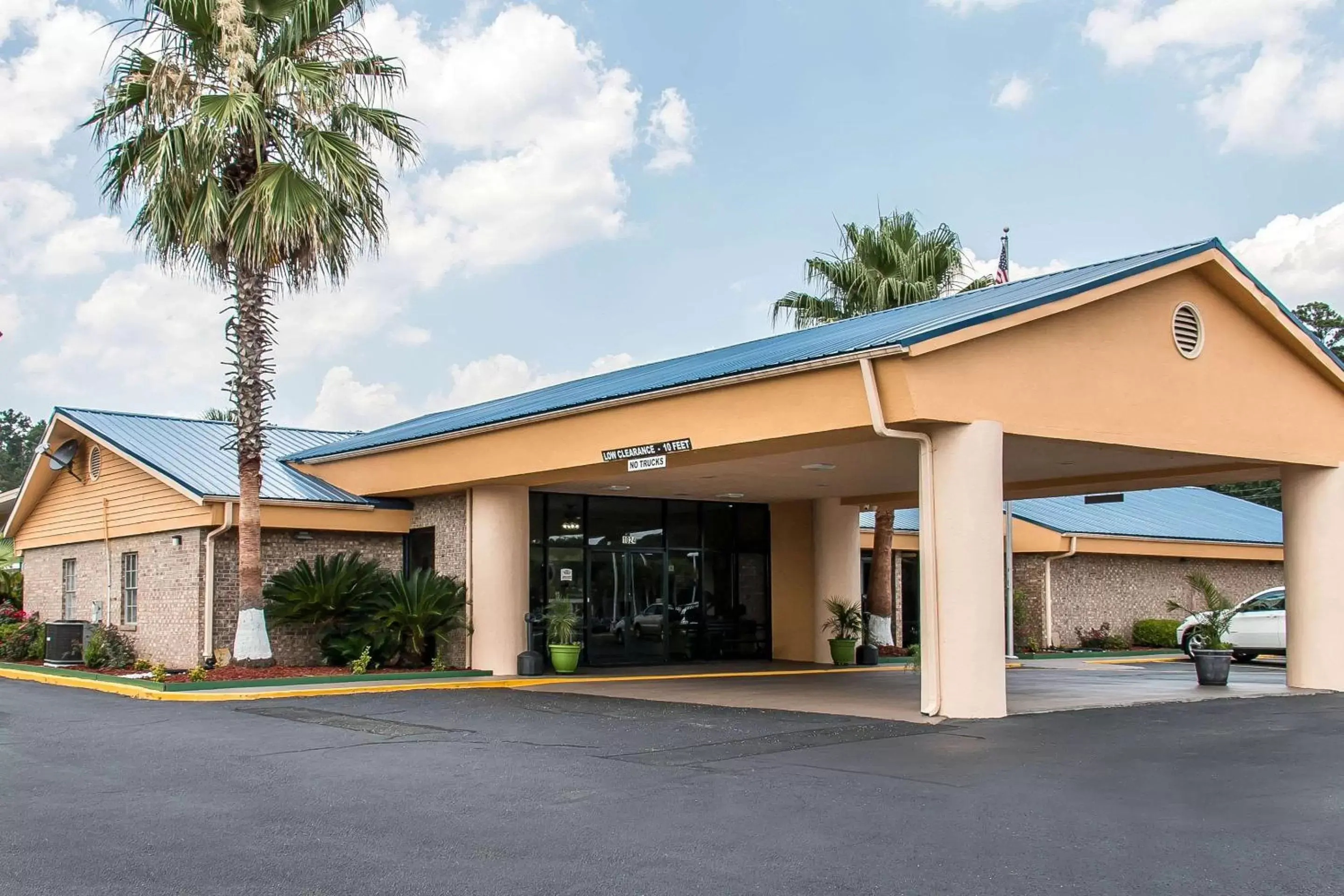 Property Building in Quality Inn Hinesville - Fort Stewart Area, Kitchenette Rooms - Pool - Guest Laundry