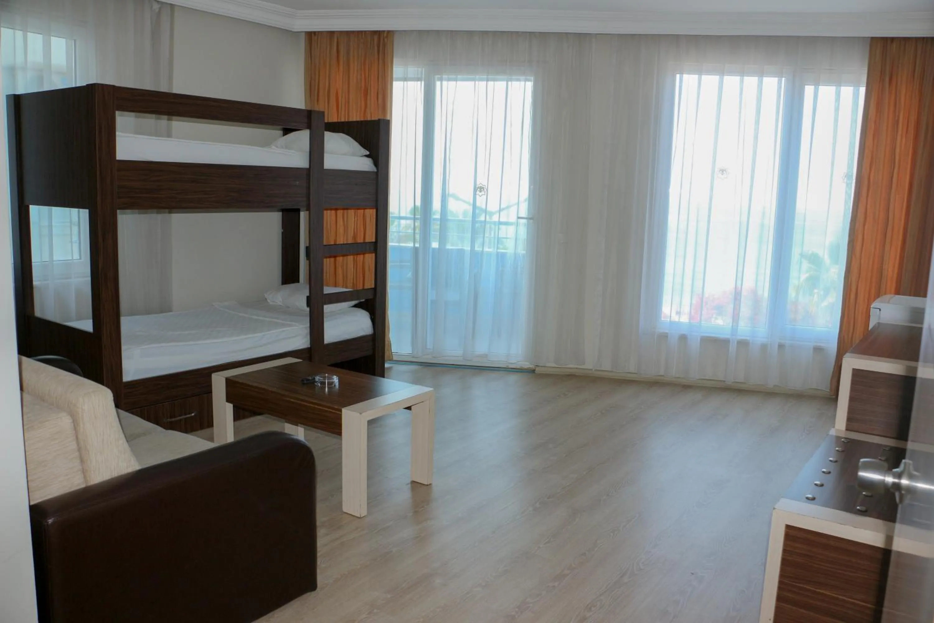 Bed in Hawaii Suite Beach Hotel