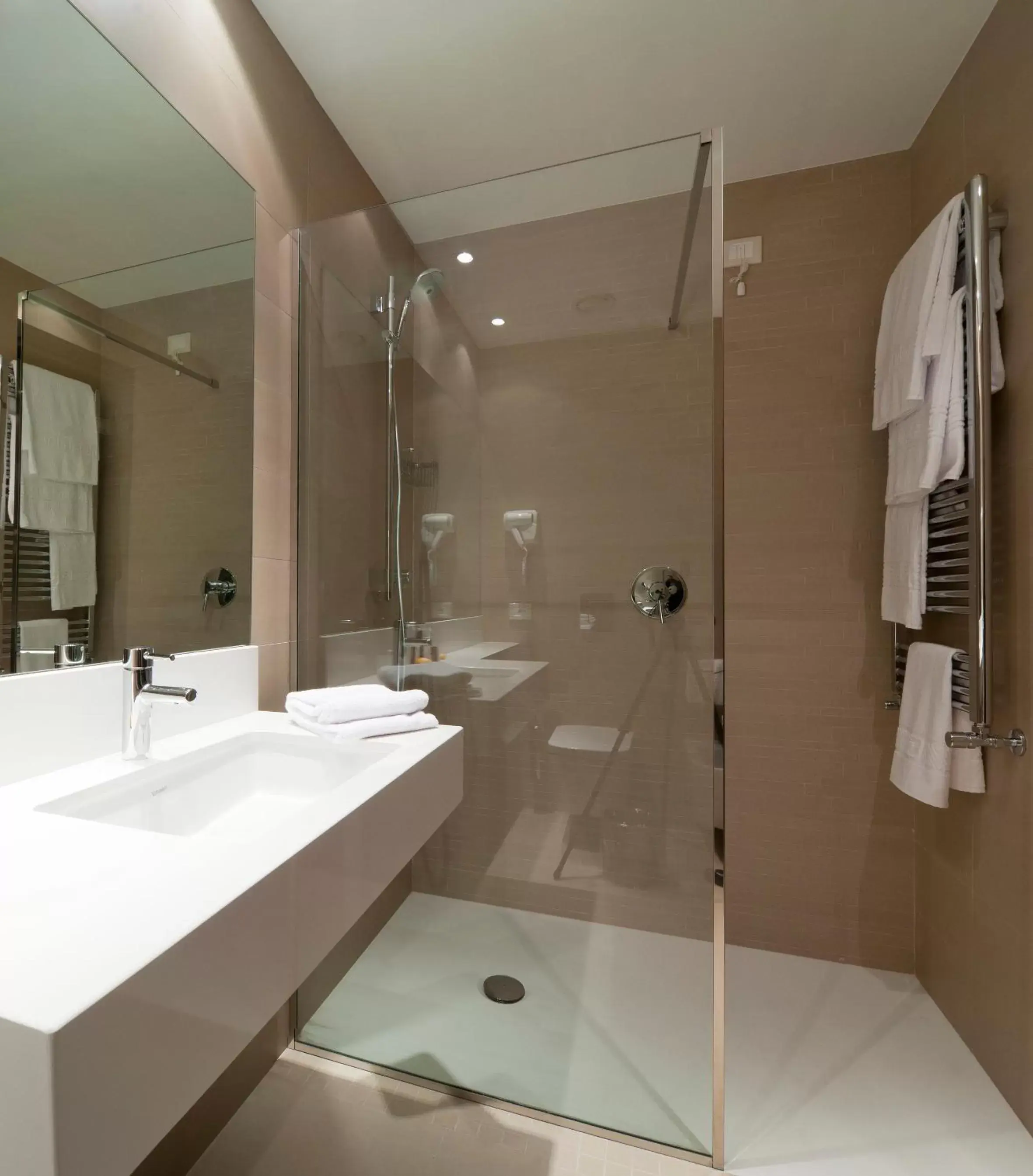 Shower, Bathroom in Parco Dei Principi Hotel Congress & SPA