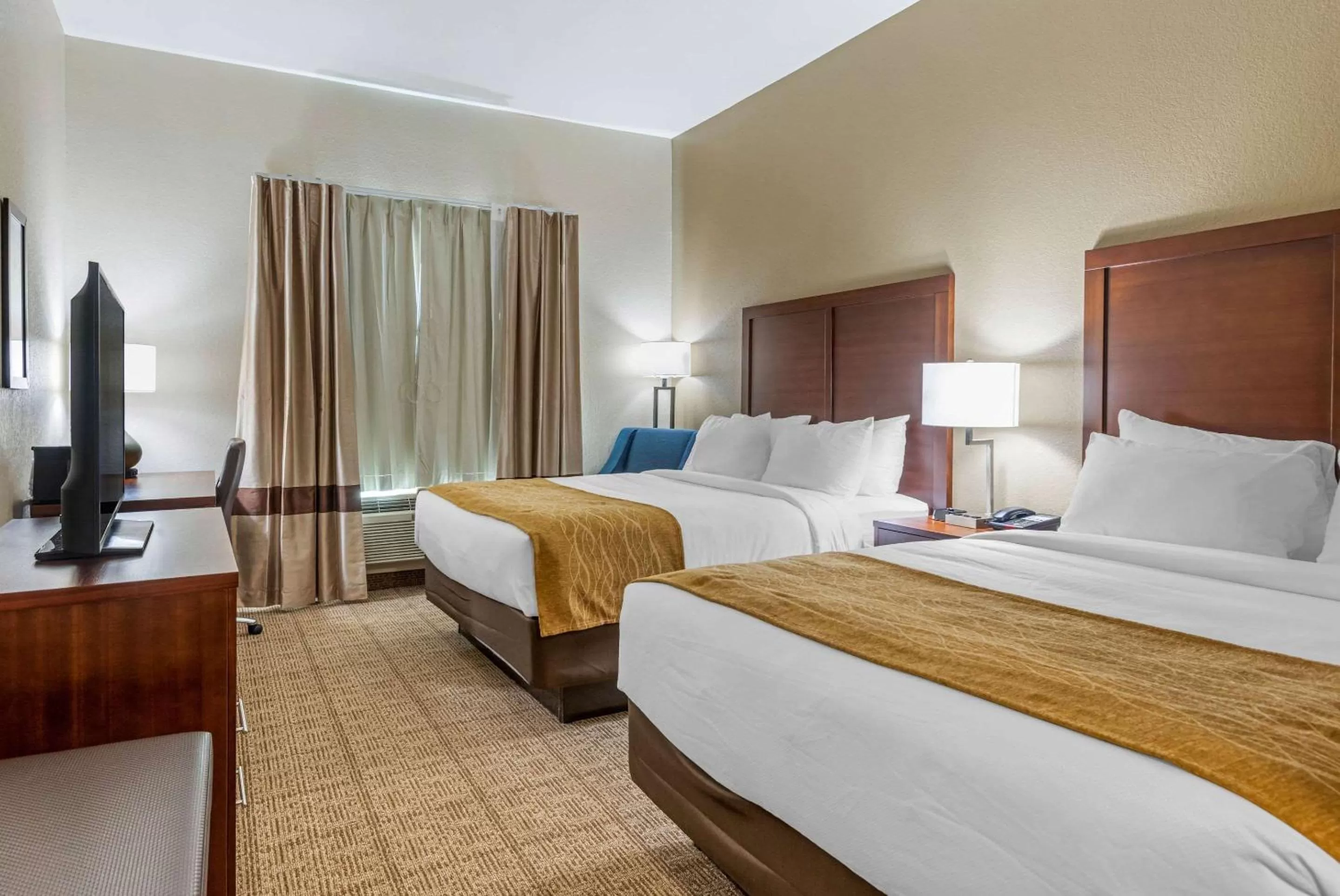 Photo of the whole room, Bed in Comfort Inn & Suites