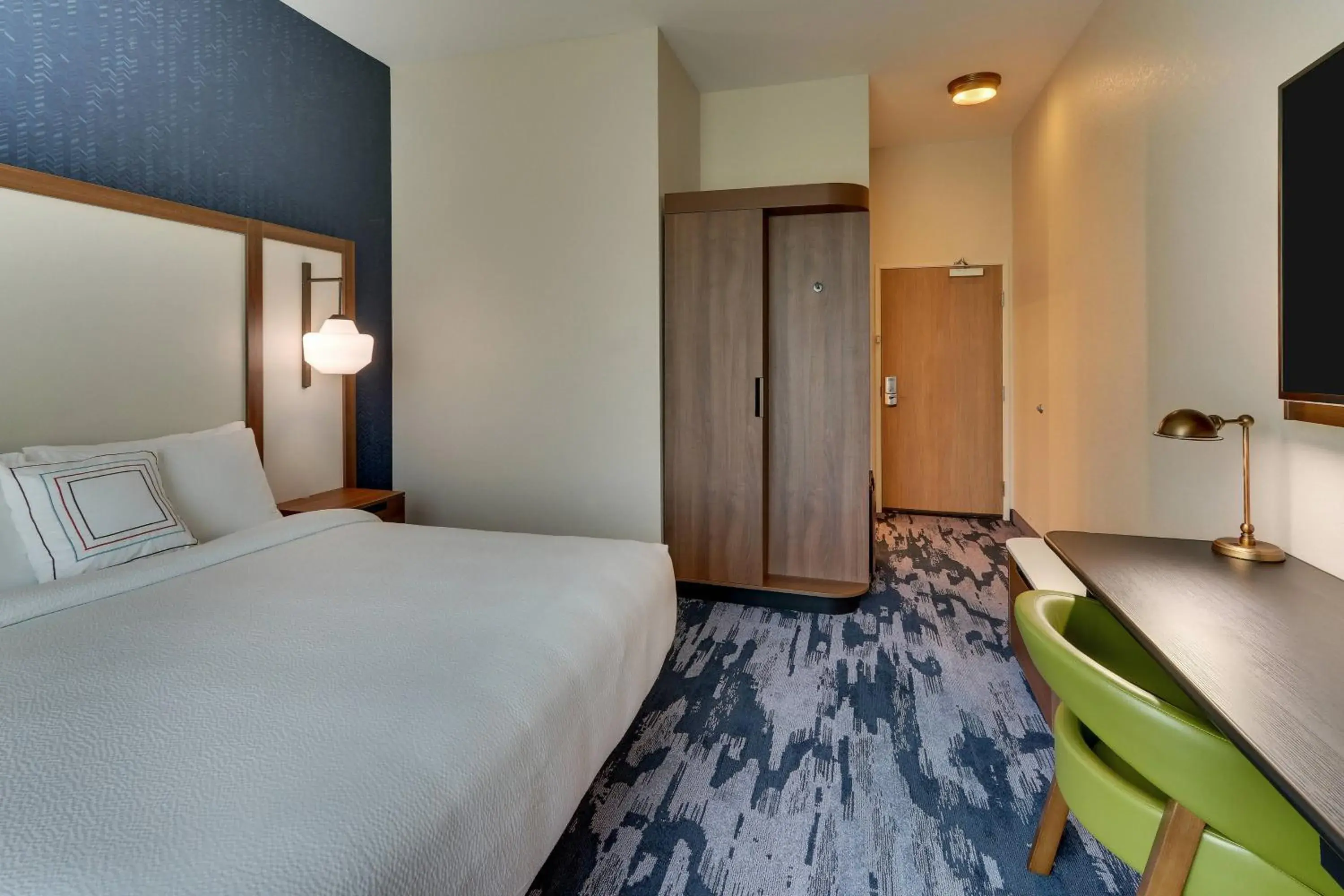 Photo of the whole room, Bed in Fairfield Inn and Suites by Marriott Warsaw