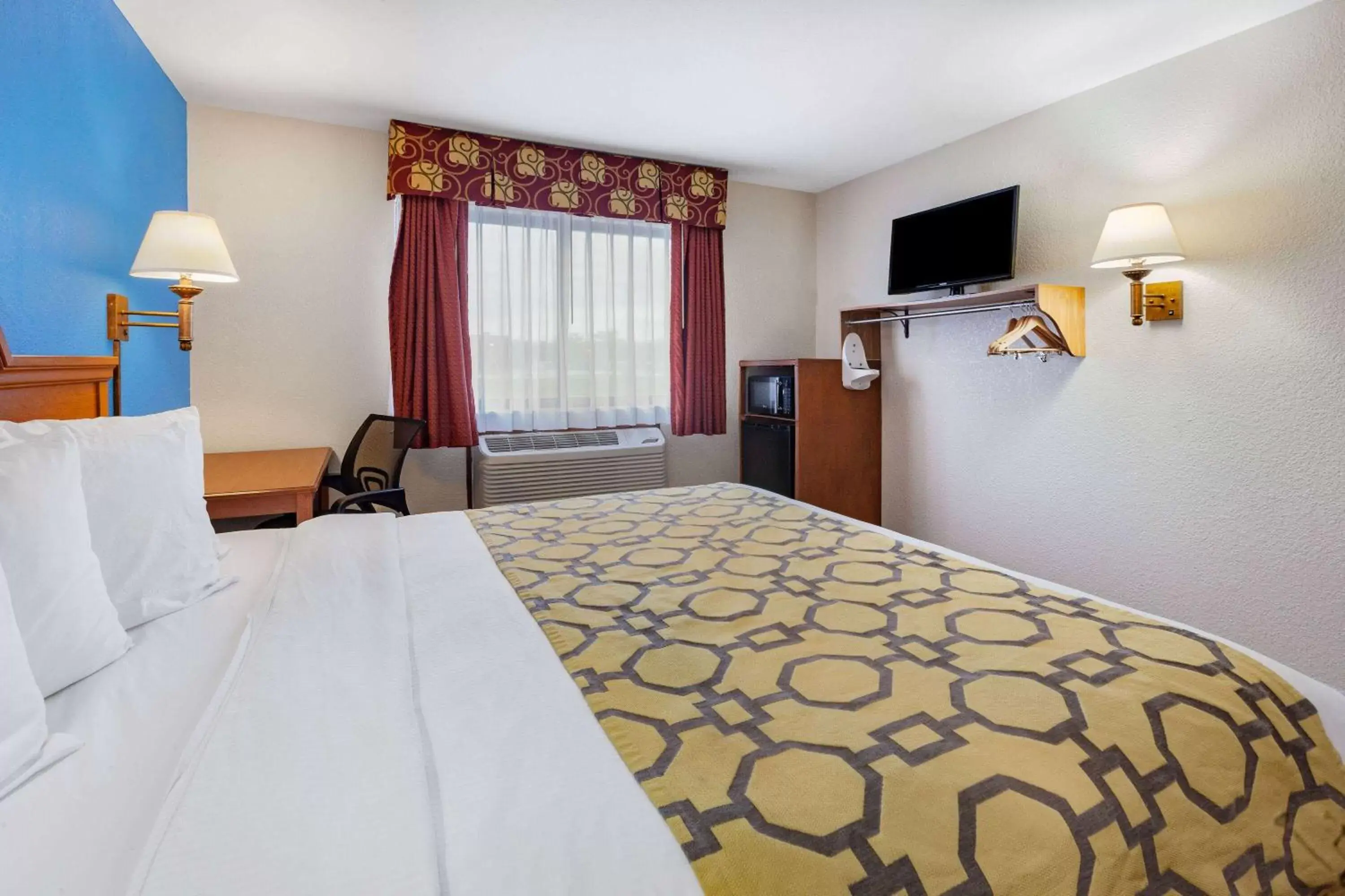 Photo of the whole room, Bed in Baymont by Wyndham Perrysburg-Toledo