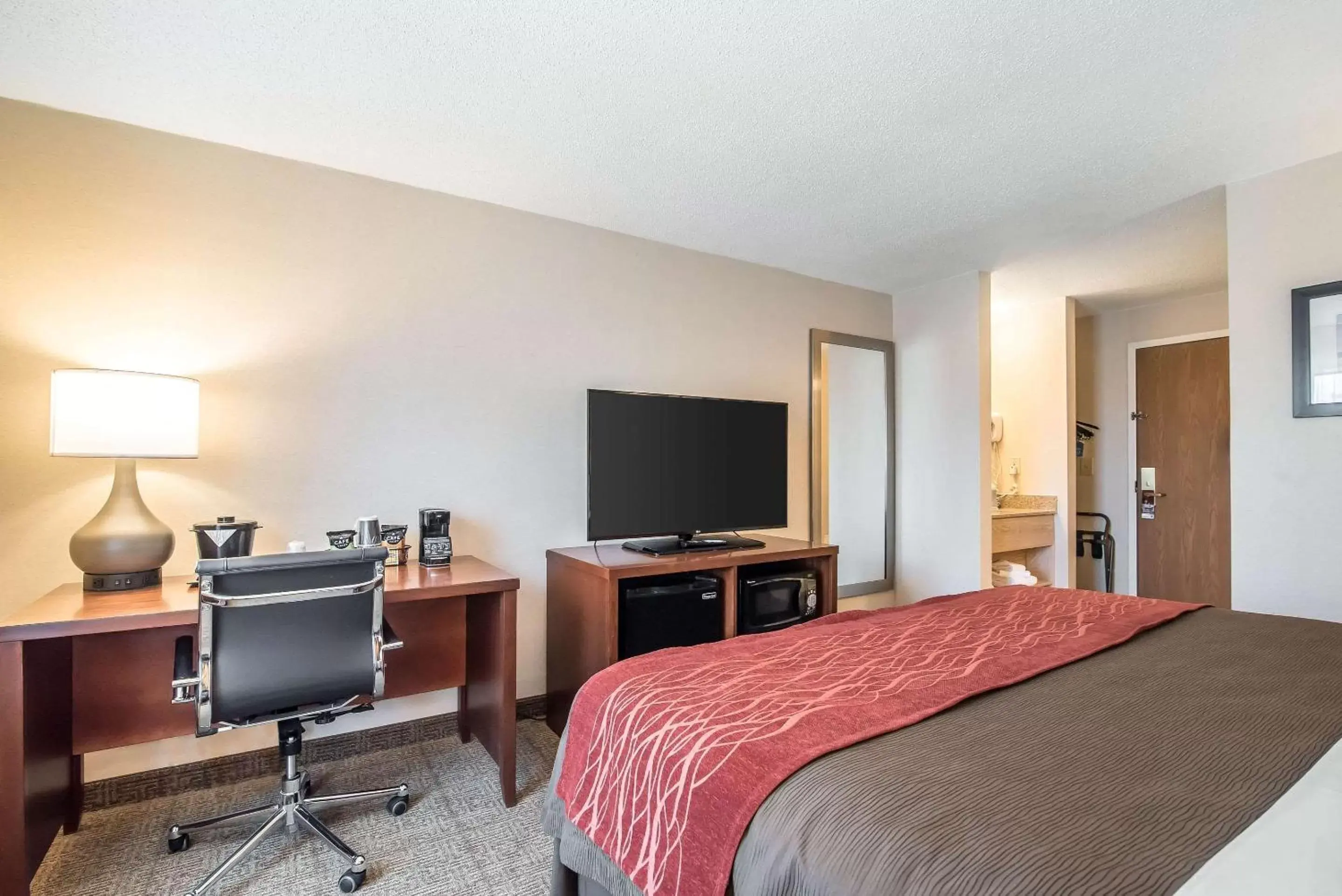 Photo of the whole room, TV/Entertainment Center in Comfort Inn Airport