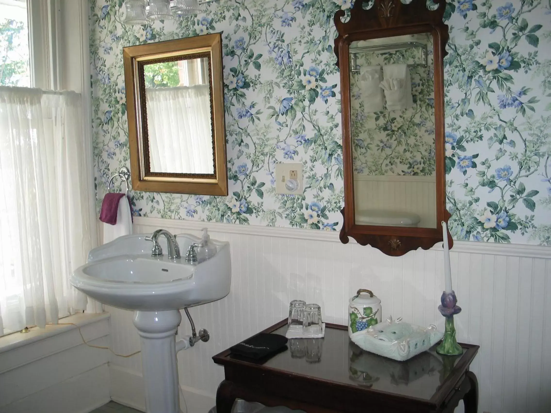 Bathroom in Rockwood Manor Bed & Breakfast